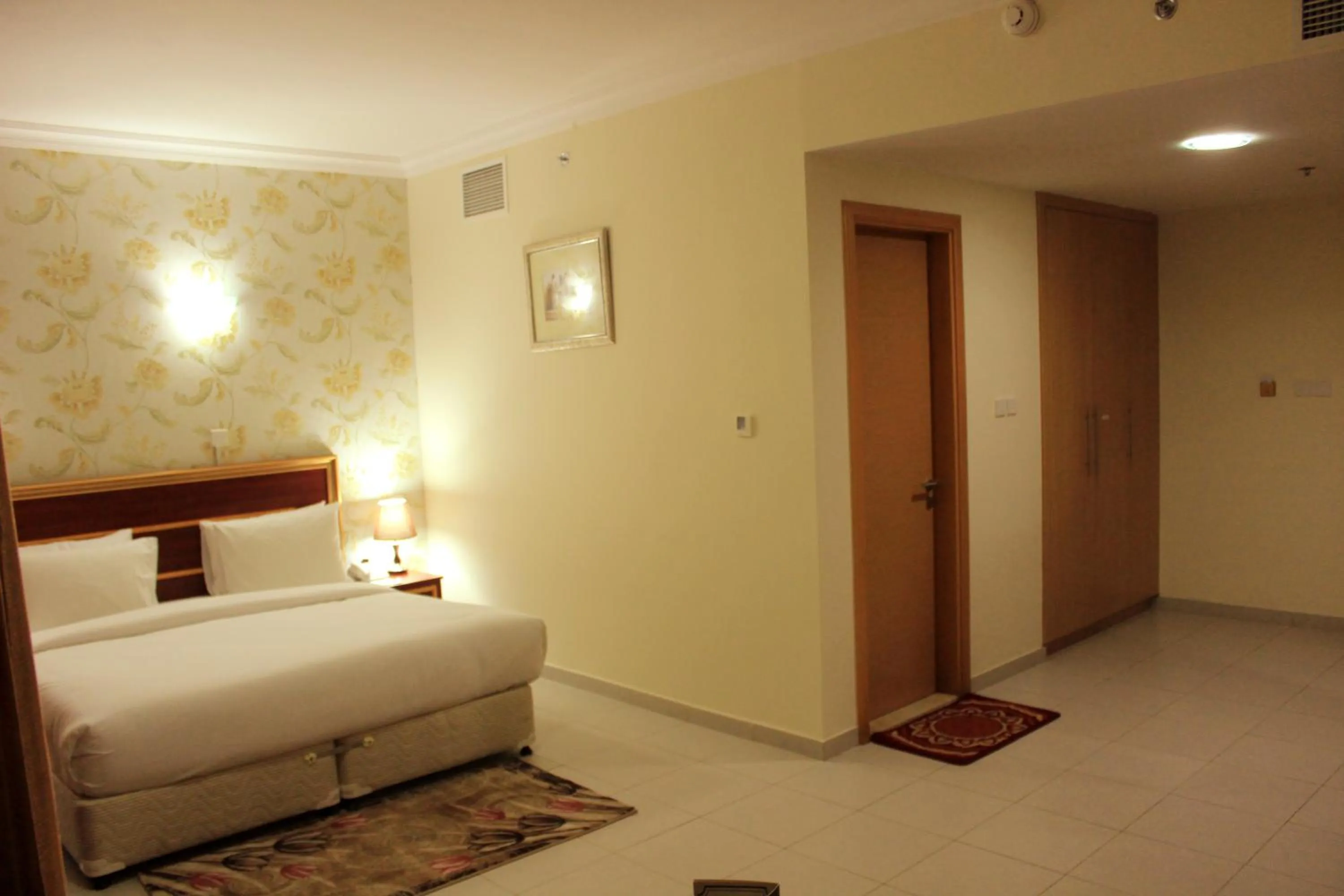 Bedroom, Bed in Montreal Naif Hotel