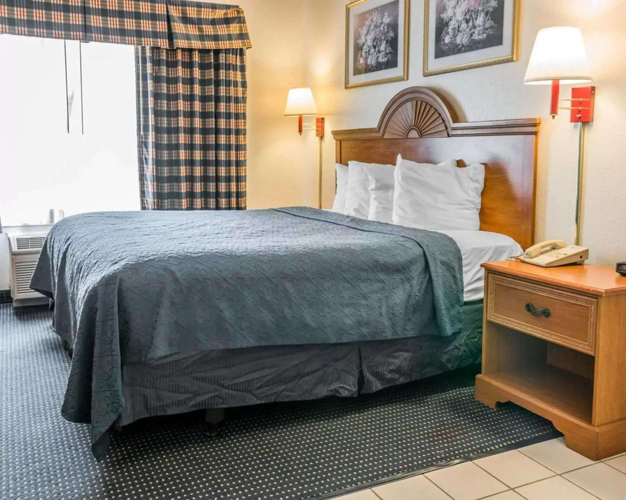 Photo of the whole room, Bed in Quality Inn I-94 near Wings Stadium