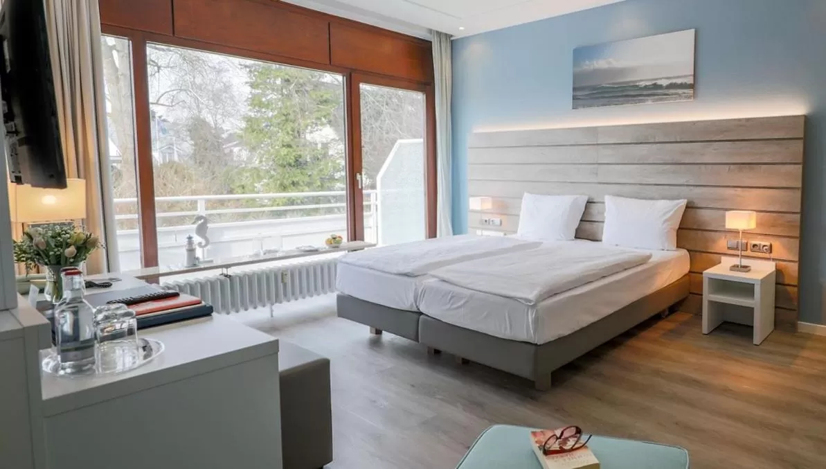 Photo of the whole room, Bed in ACQUA Strande Yachthotel & Restaurant