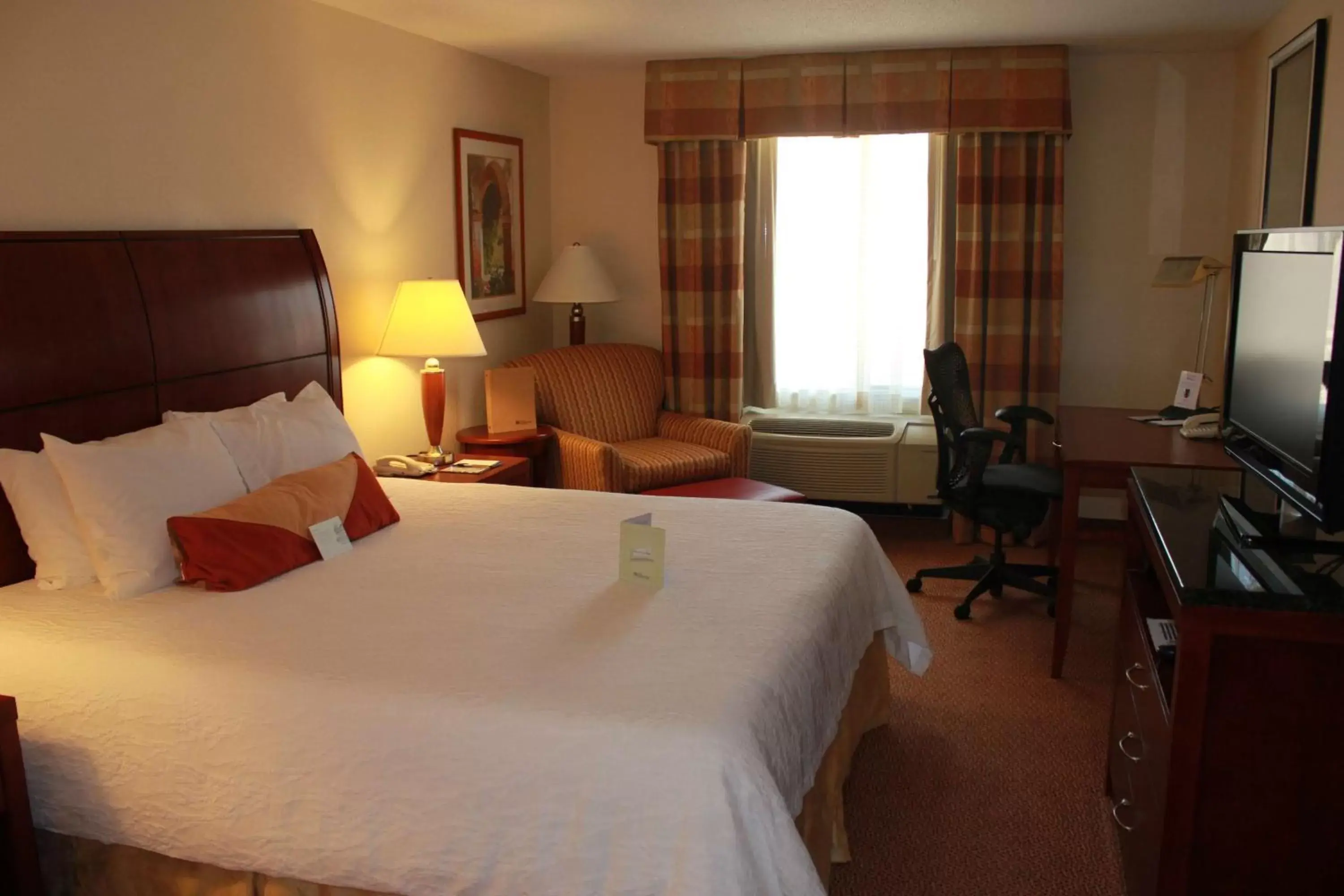 Bedroom, Bed in Hilton Garden Inn Starkville