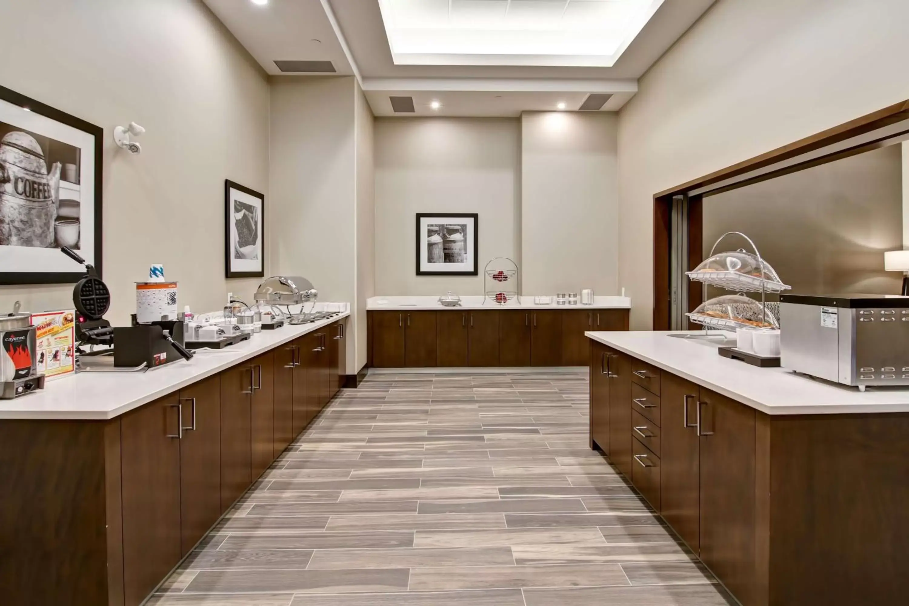 Breakfast, Kitchen/Kitchenette in Hampton Inn & Suites by Hilton Grande Prairie