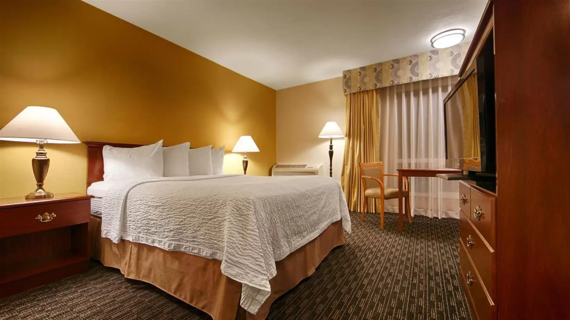 Photo of the whole room, Bed in Best Western Village Inn
