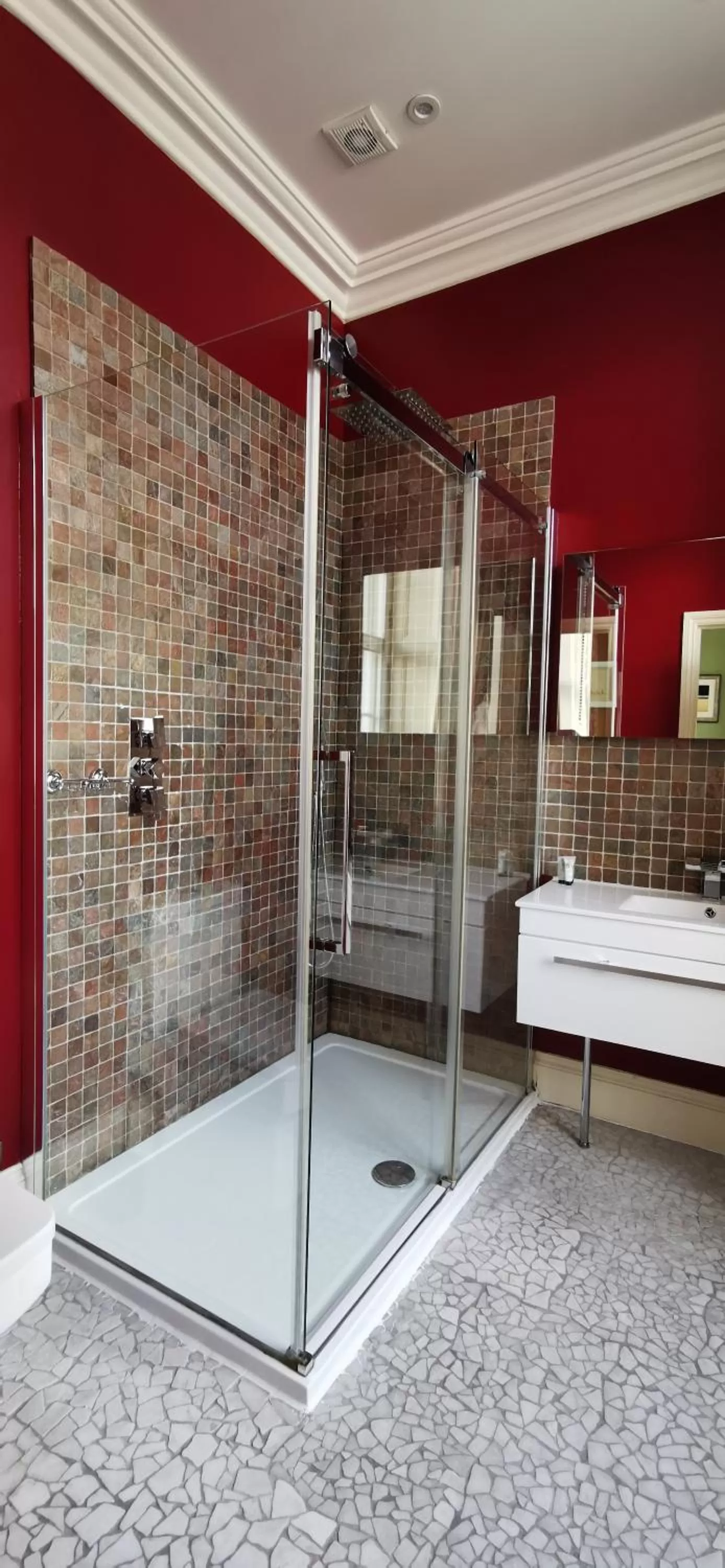 Bathroom in Buccleuch and Queensberry Arms Hotel