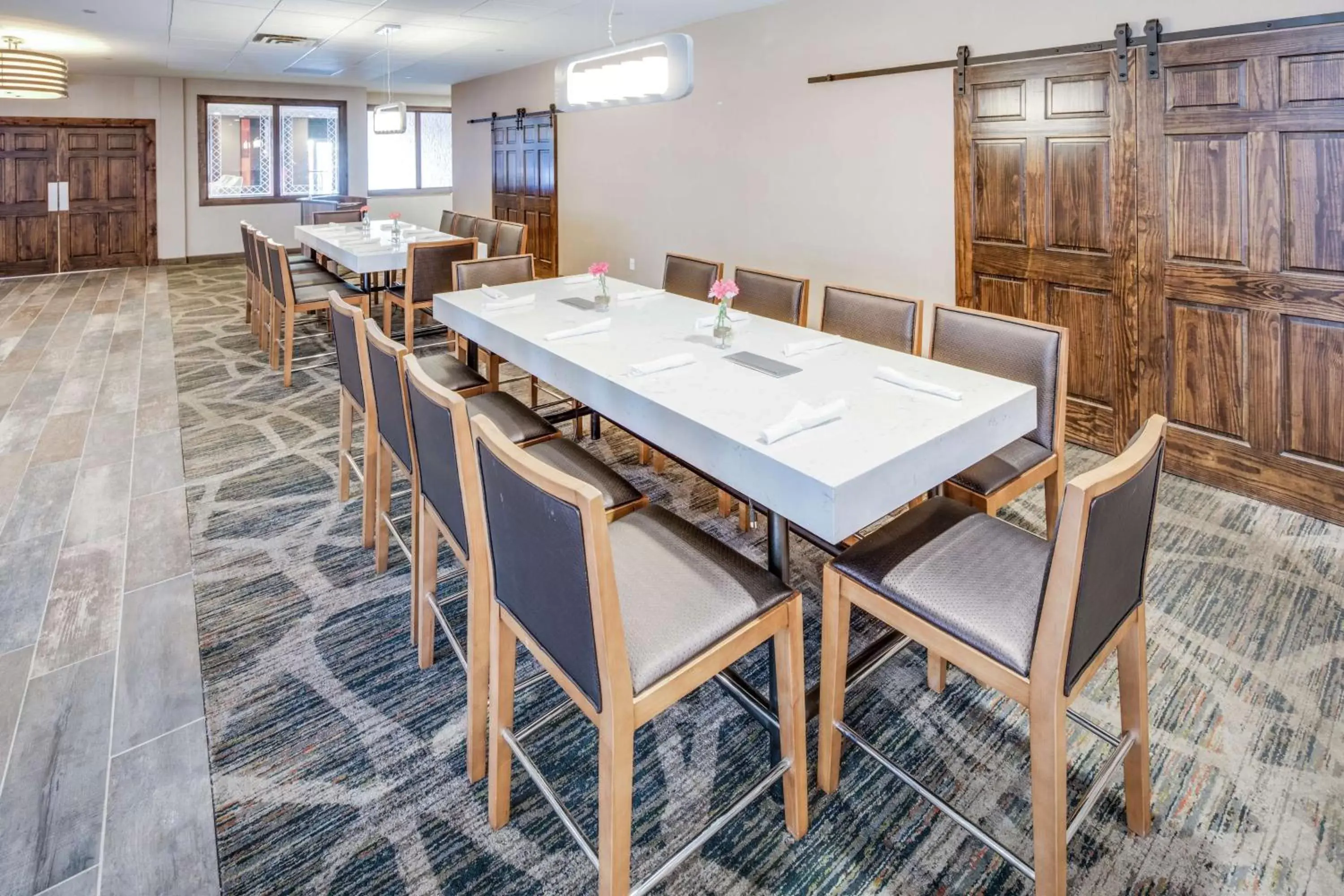 Dining area in DoubleTree by Hilton Huntington, WV