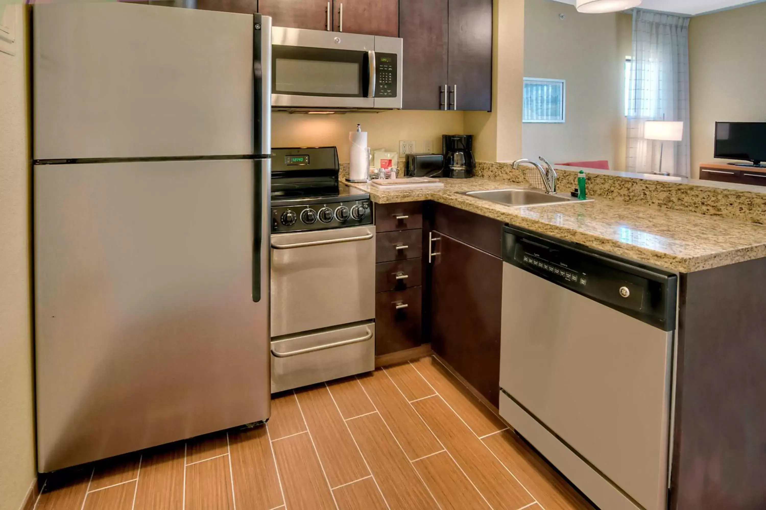 Photo of the whole room, Kitchen/Kitchenette in TownePlace Suites Oklahoma City Airport