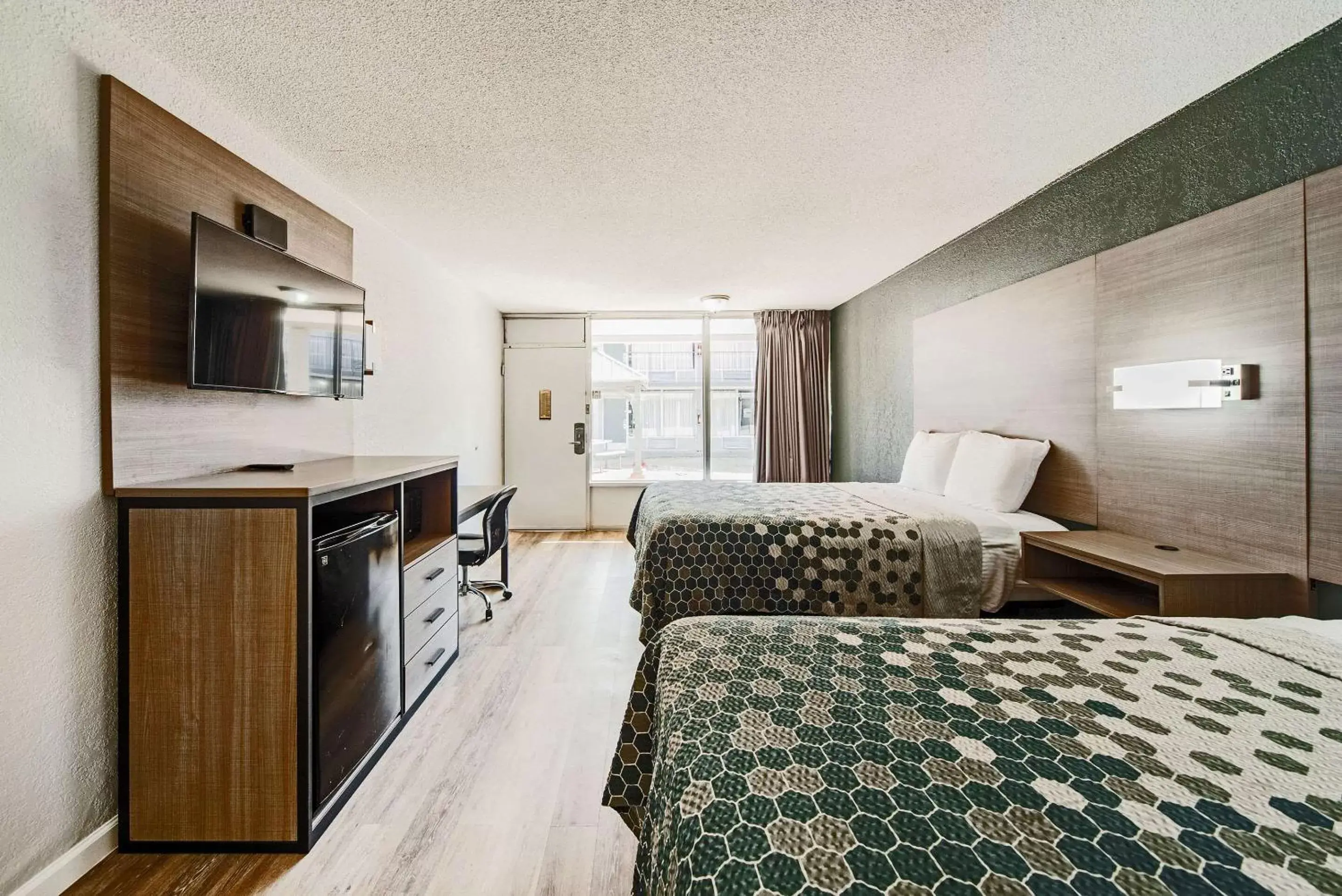 Bedroom, Kitchen/Kitchenette in Econo Lodge Inn & Suites Near Bricktown