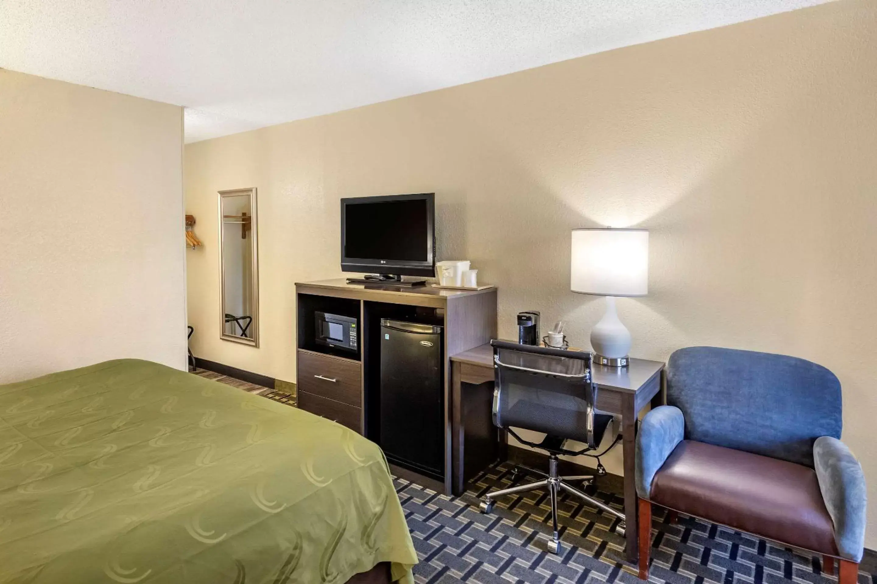 Photo of the whole room, TV/Entertainment Center in Quality Inn Duluth - Atlanta Northeast