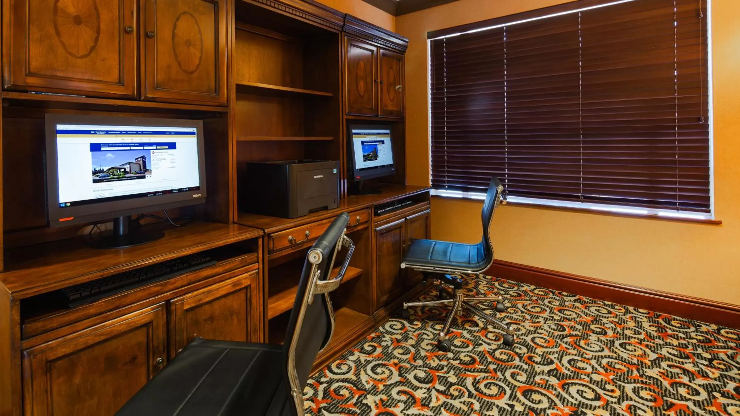 Business facilities, TV/Entertainment Center in Best Western Cascade Inn & Suites