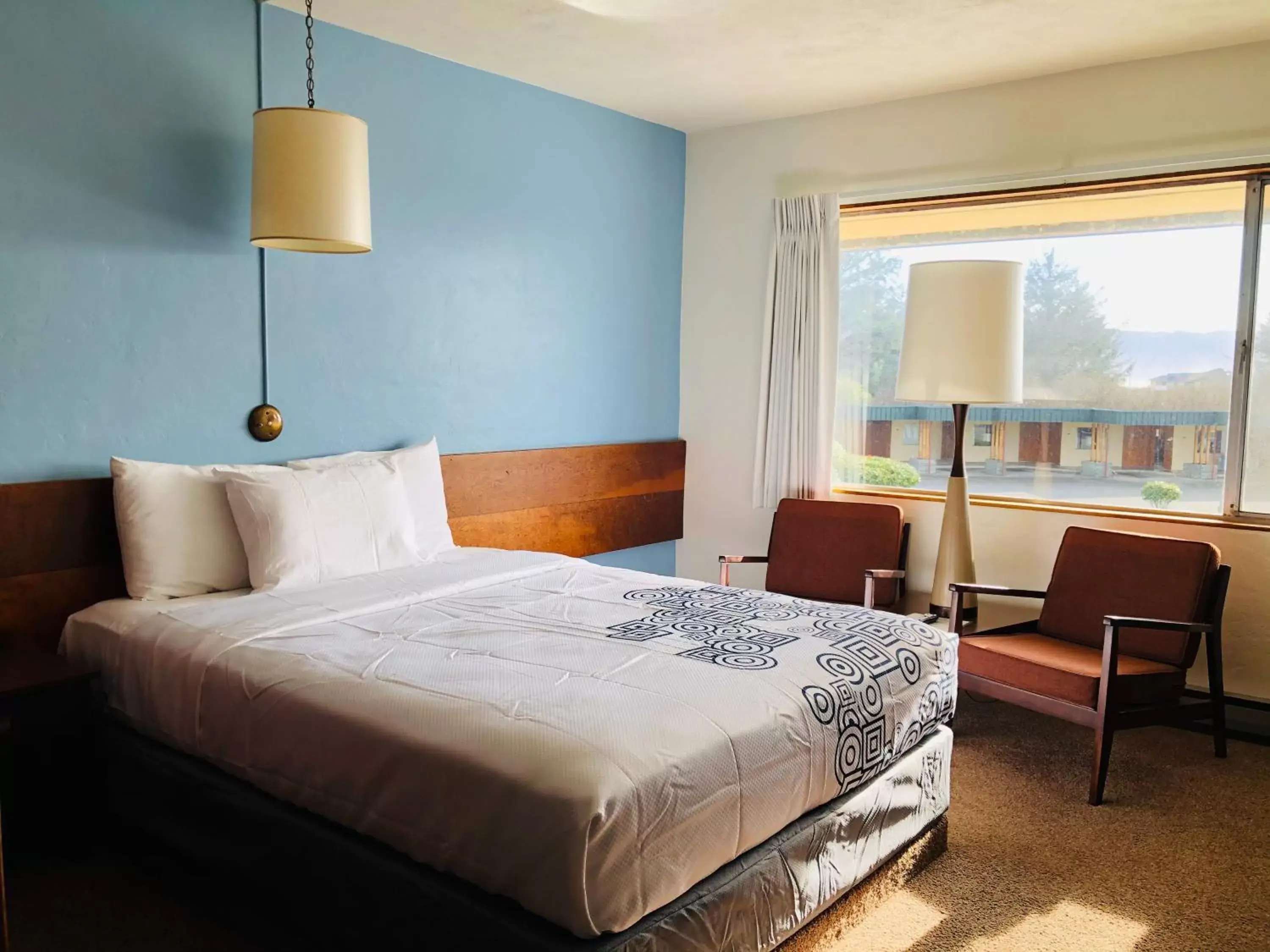 Bed in Curly Redwood Lodge