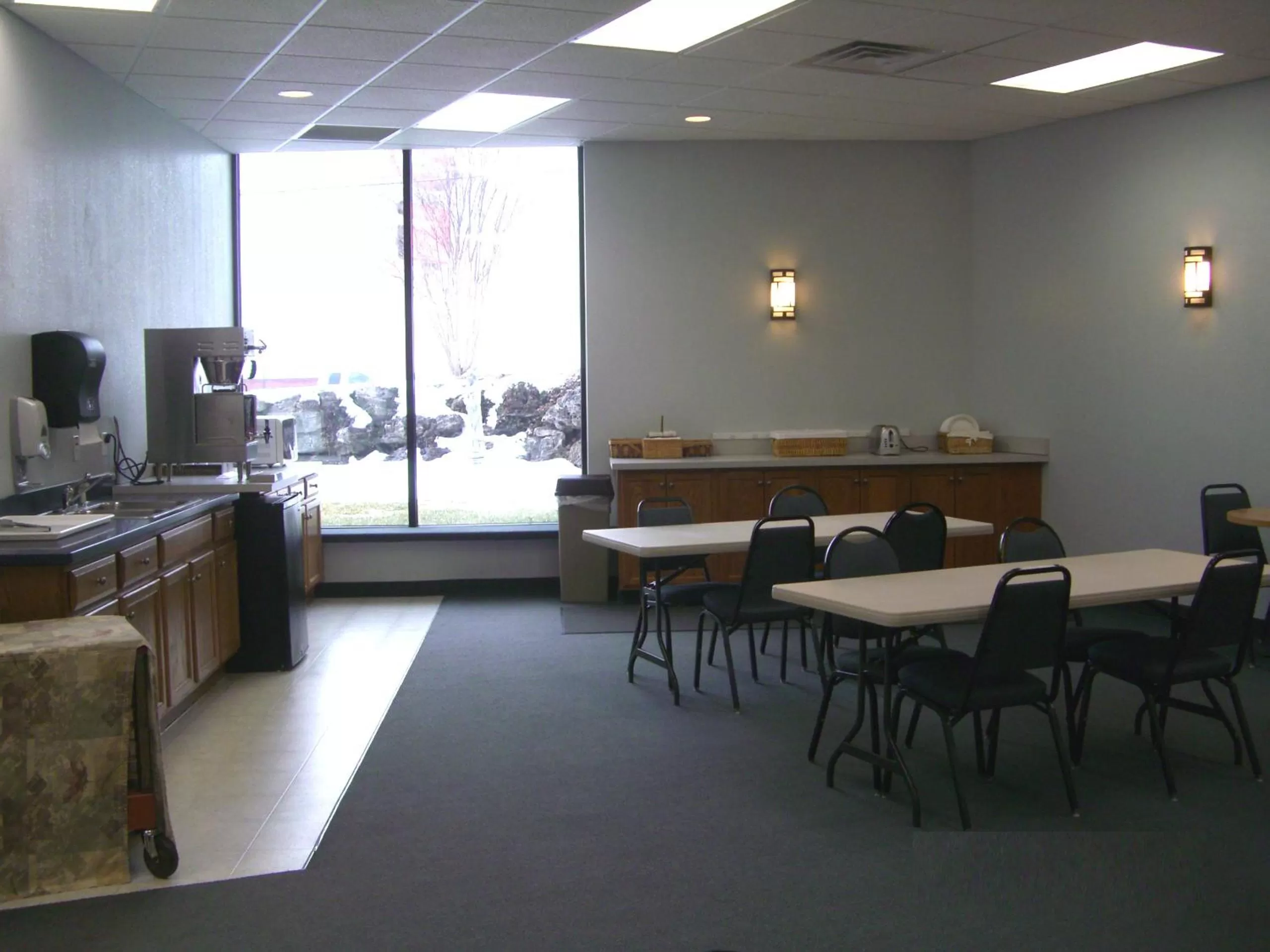 Restaurant/places to eat in Quail's Nest Inn & Suites