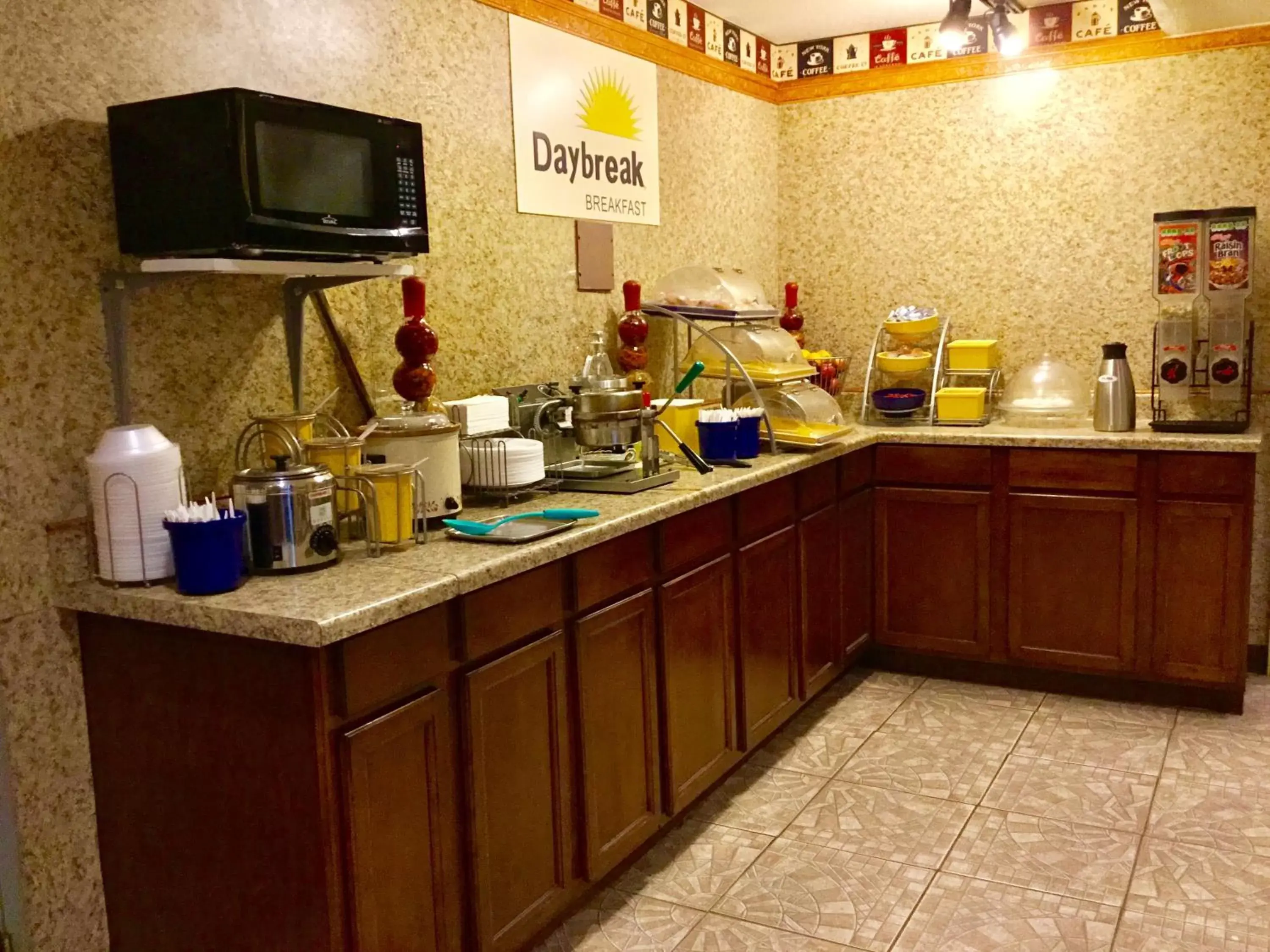 Dining area in Days Inn by Wyndham Lake Village