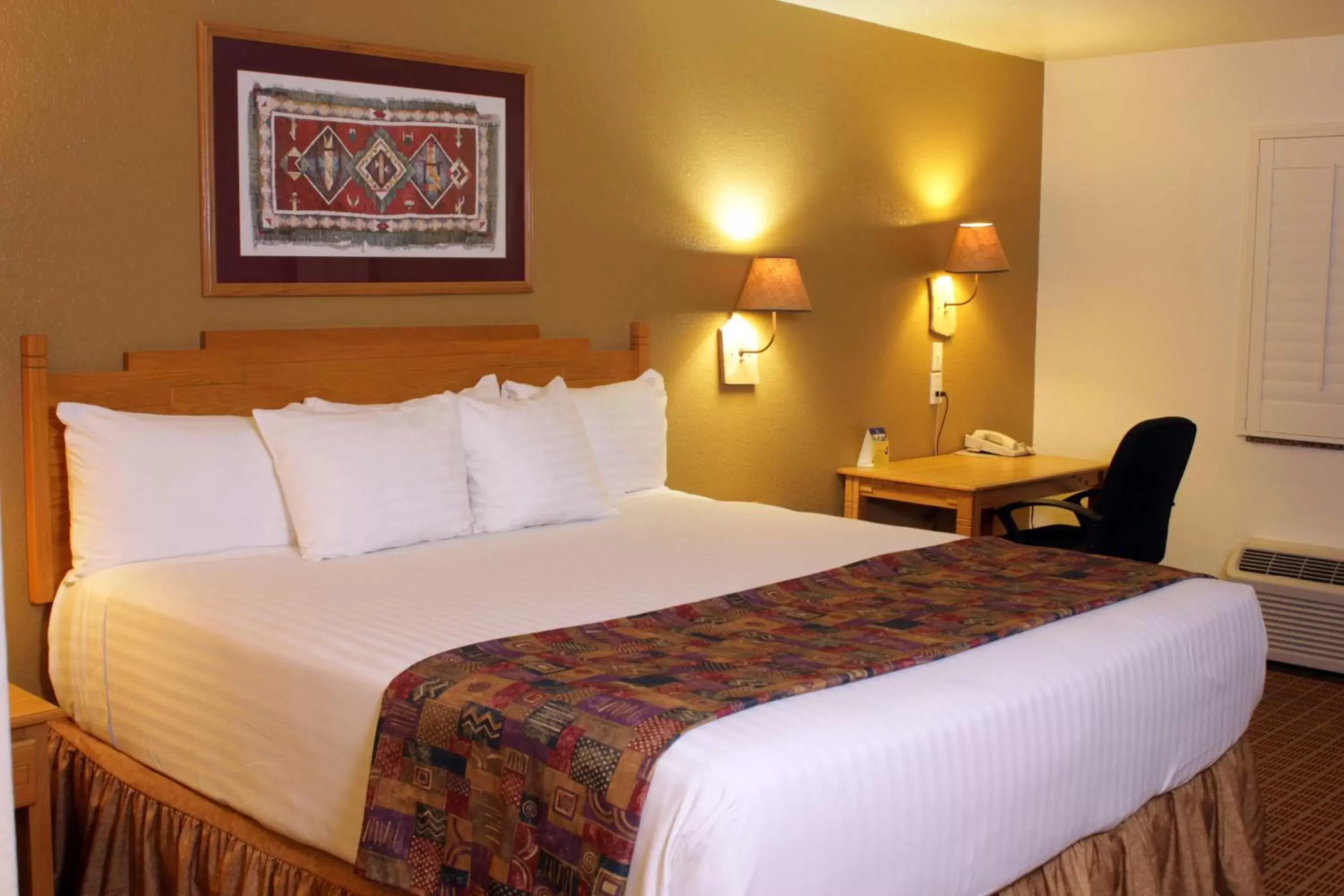 Photo of the whole room, Bed in Best Western Gold Canyon Inn & Suites