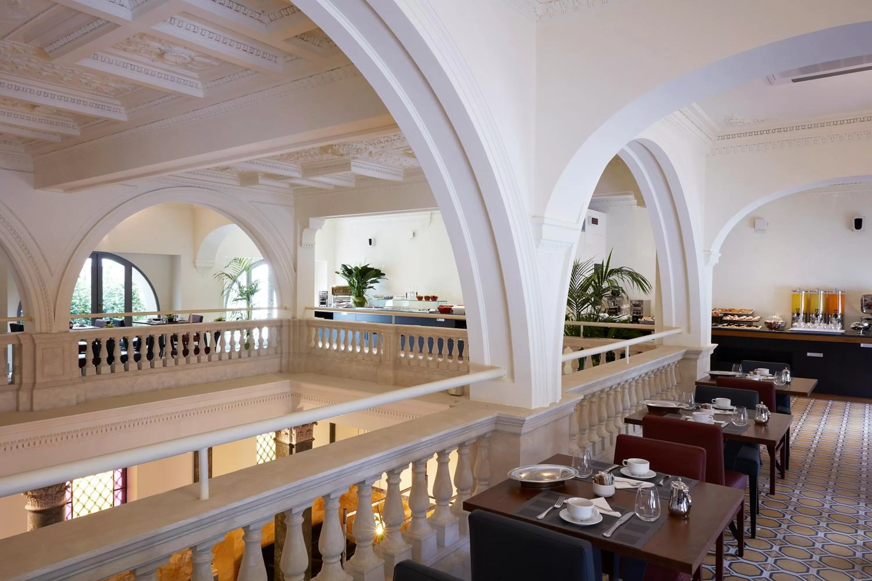 Restaurant/places to eat in Hotel The Building