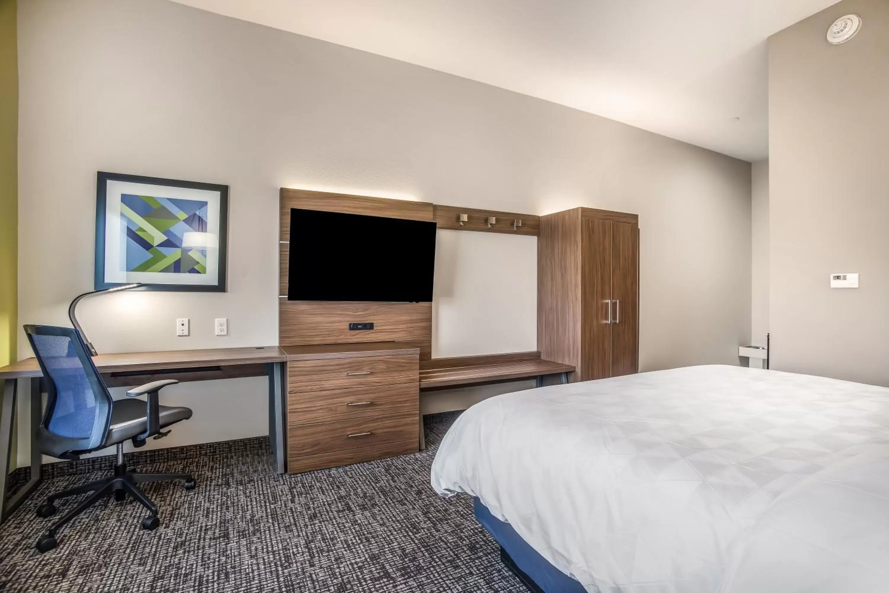 Photo of the whole room, TV/Entertainment Center in Holiday Inn Express & Suites Tulsa East - Catoosa, an IHG Hotel