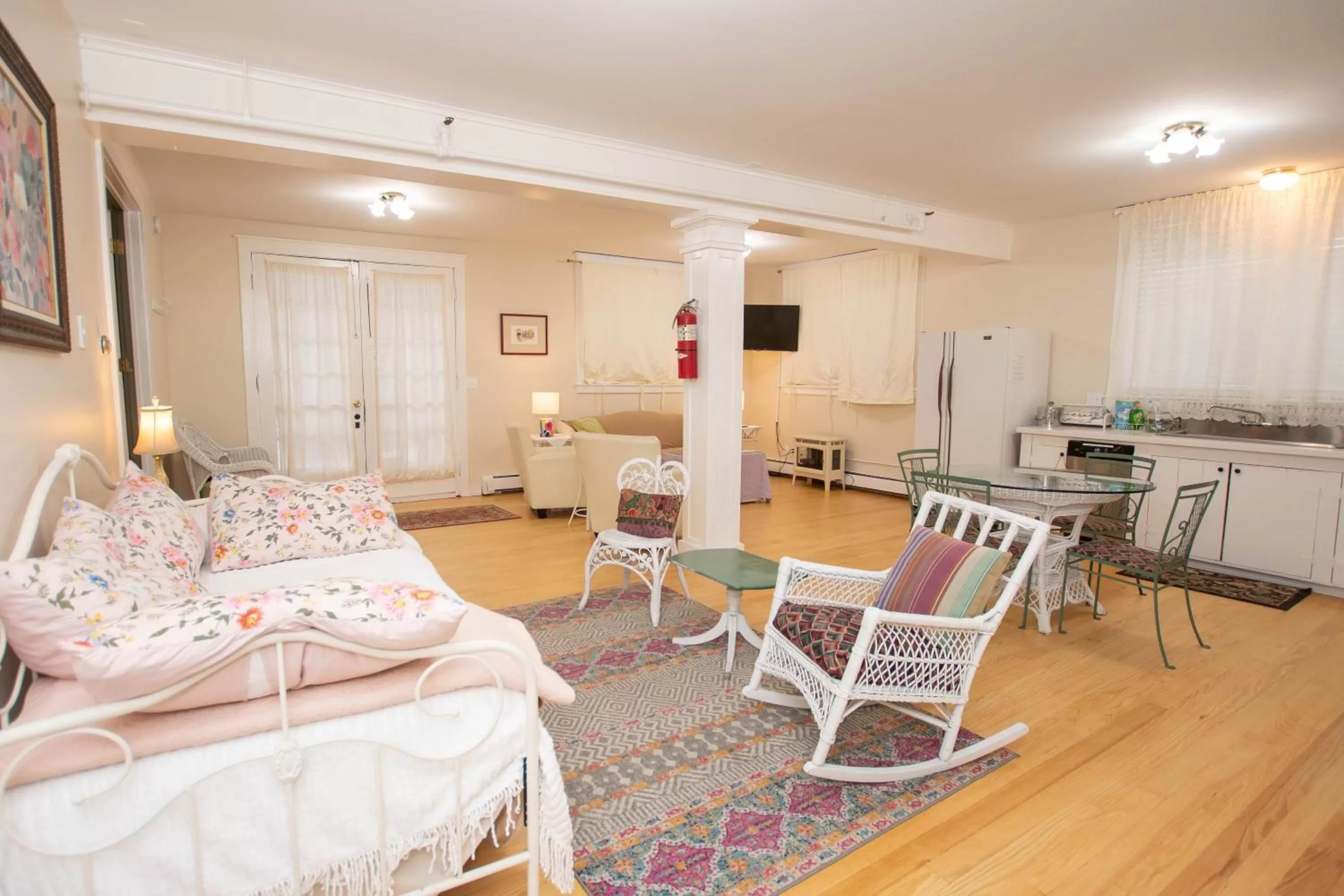 Living room in Terrace Inn and 1911 Restaurant