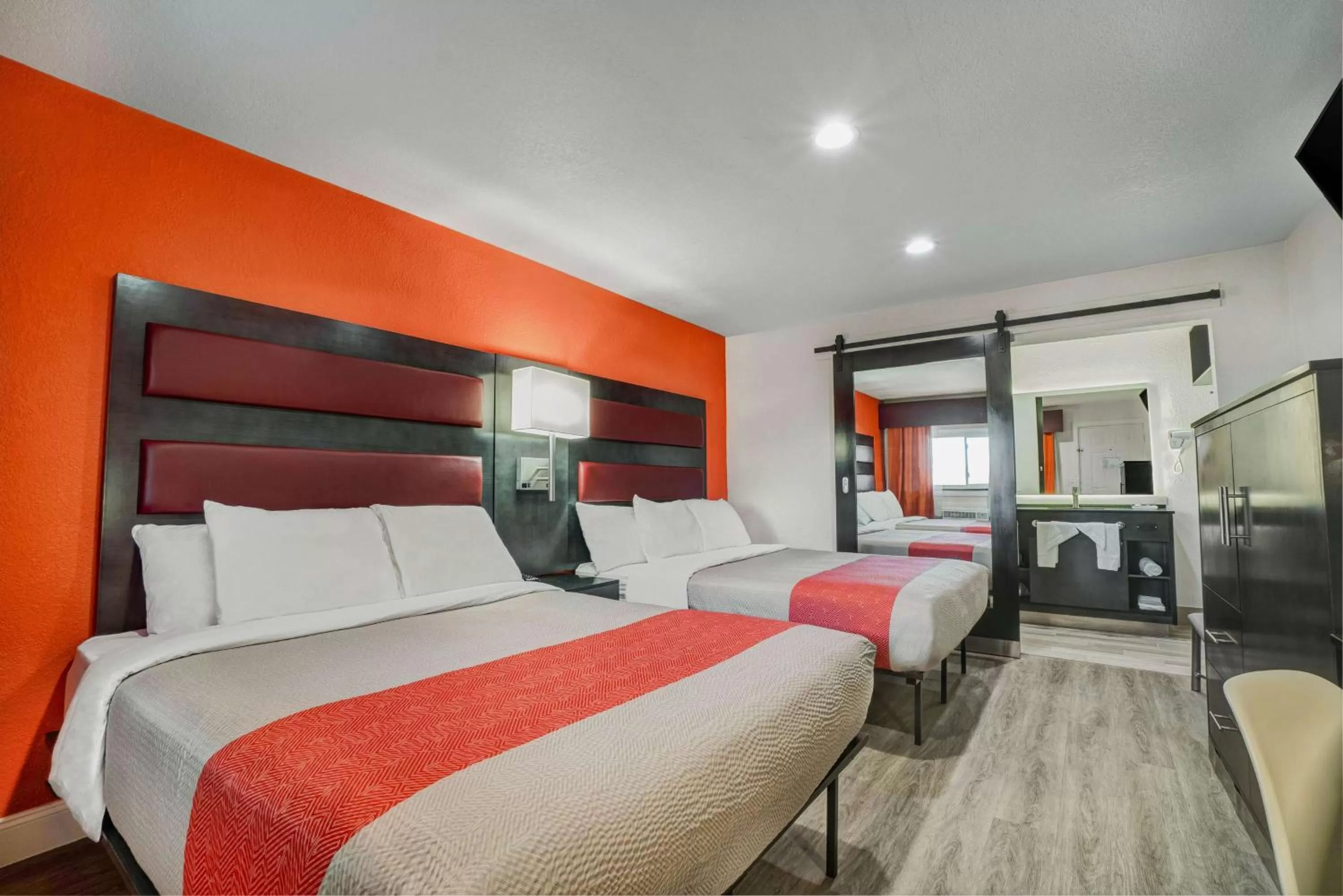 Photo of the whole room, Bed in Motel 6 Bellville, OH