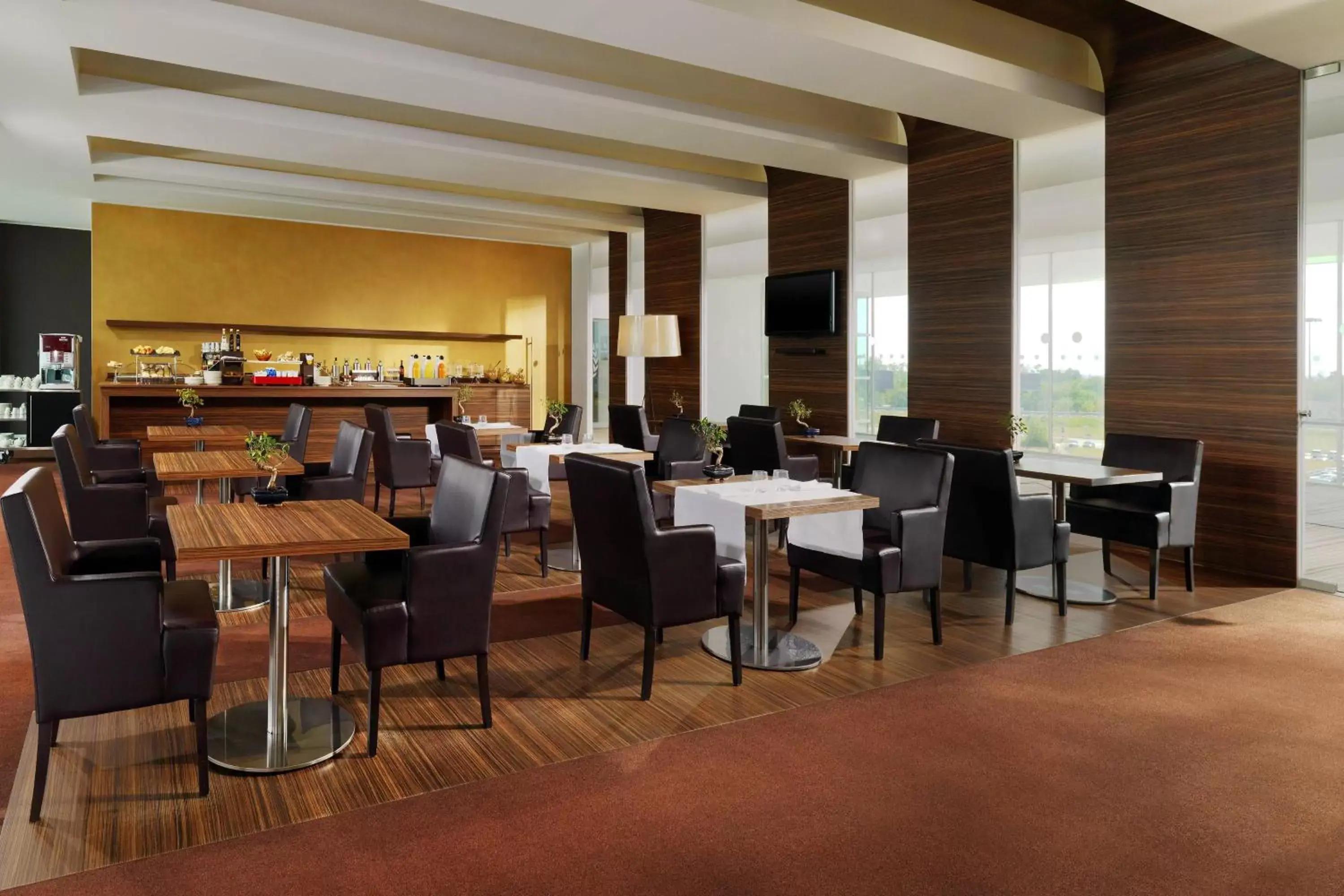 Lounge or bar, Restaurant/Places to Eat in Sheraton Milan Malpensa Airport Hotel & Conference Centre