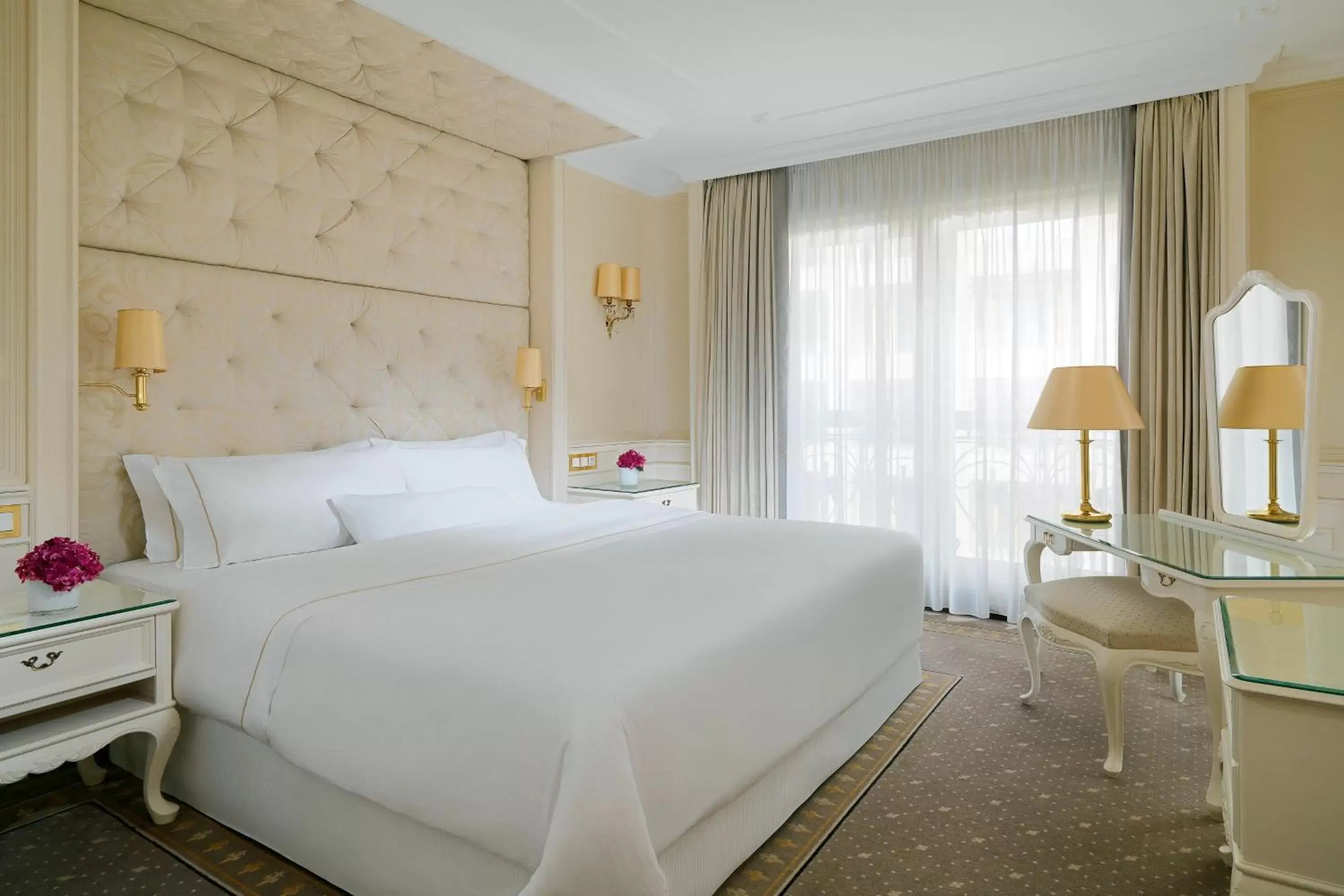 Photo of the whole room, Bed in The Westin Grand Berlin