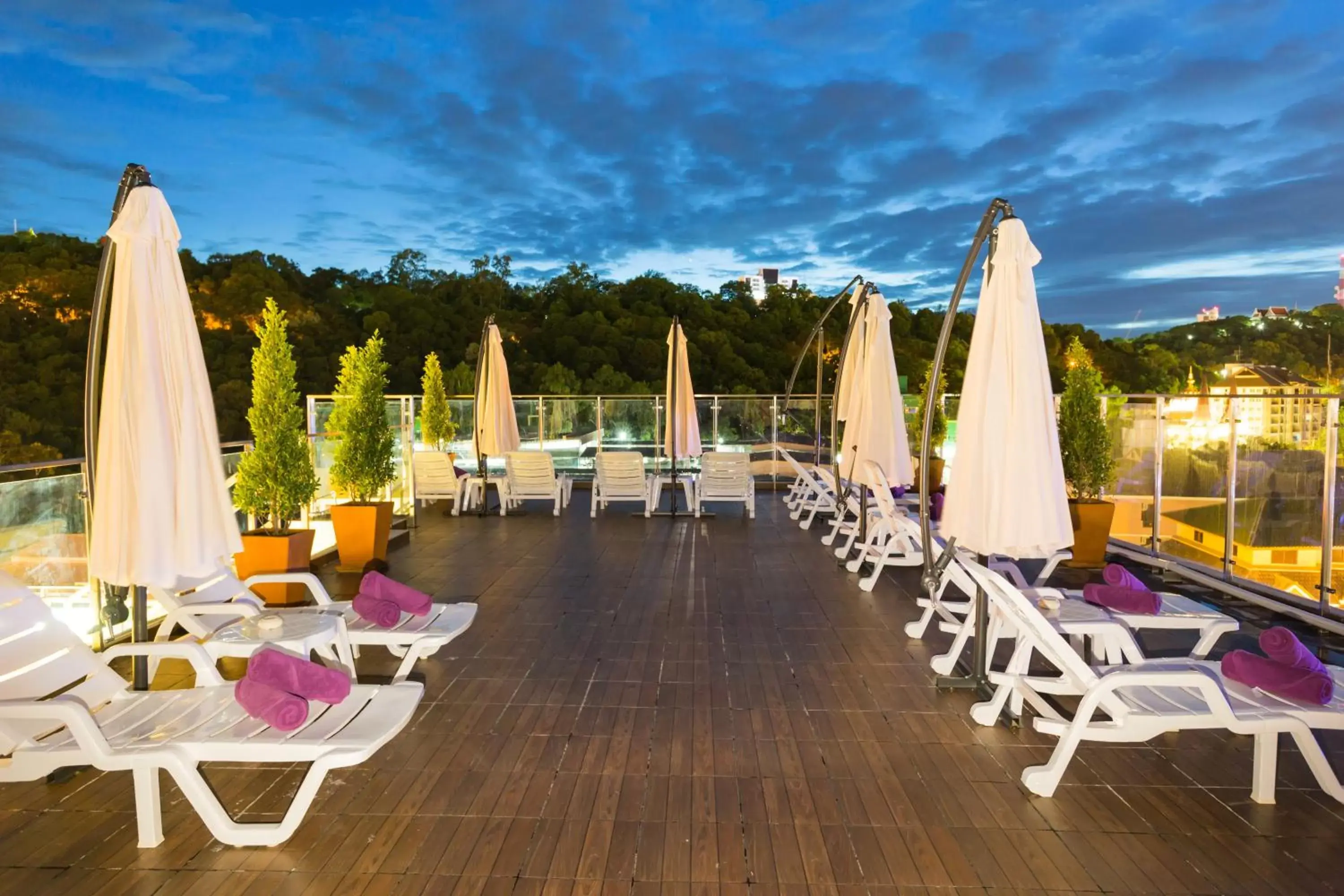 Balcony/Terrace, Banquet Facilities in Hotel Zing