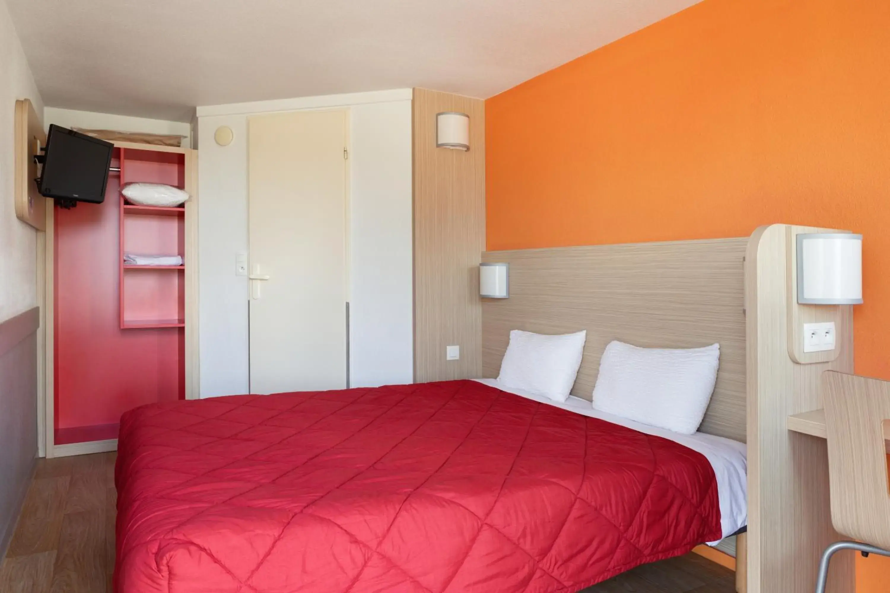 Photo of the whole room, Bed in Première Classe Châlons-en-Champagne Photo of the whole room, Bed in Première Classe Châlons-en-Champagne