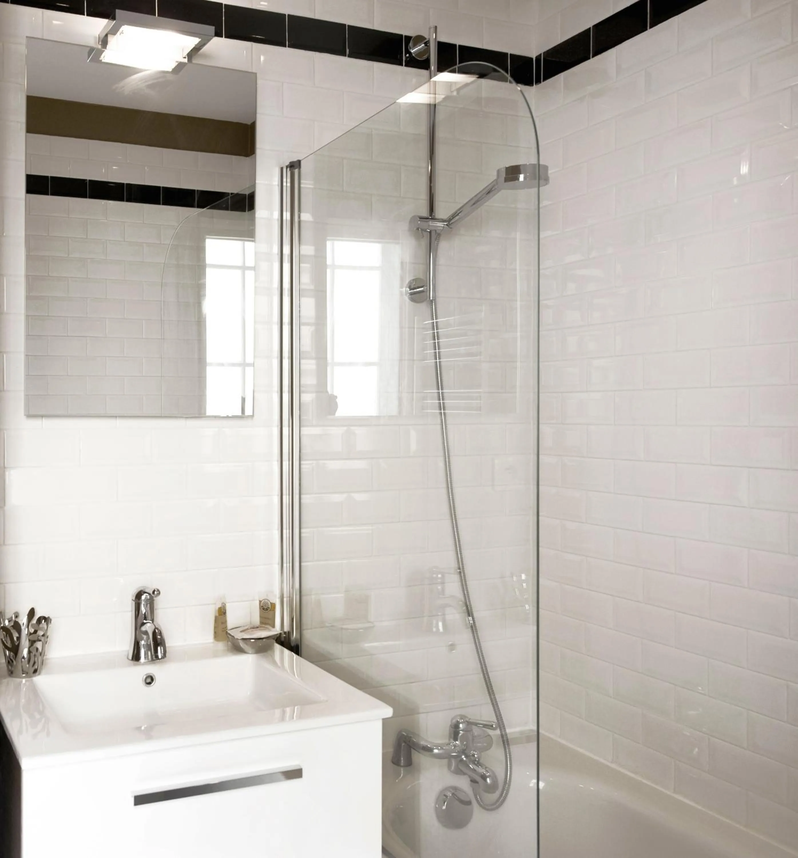 Bathroom in Hôtel Helzear Montparnasse