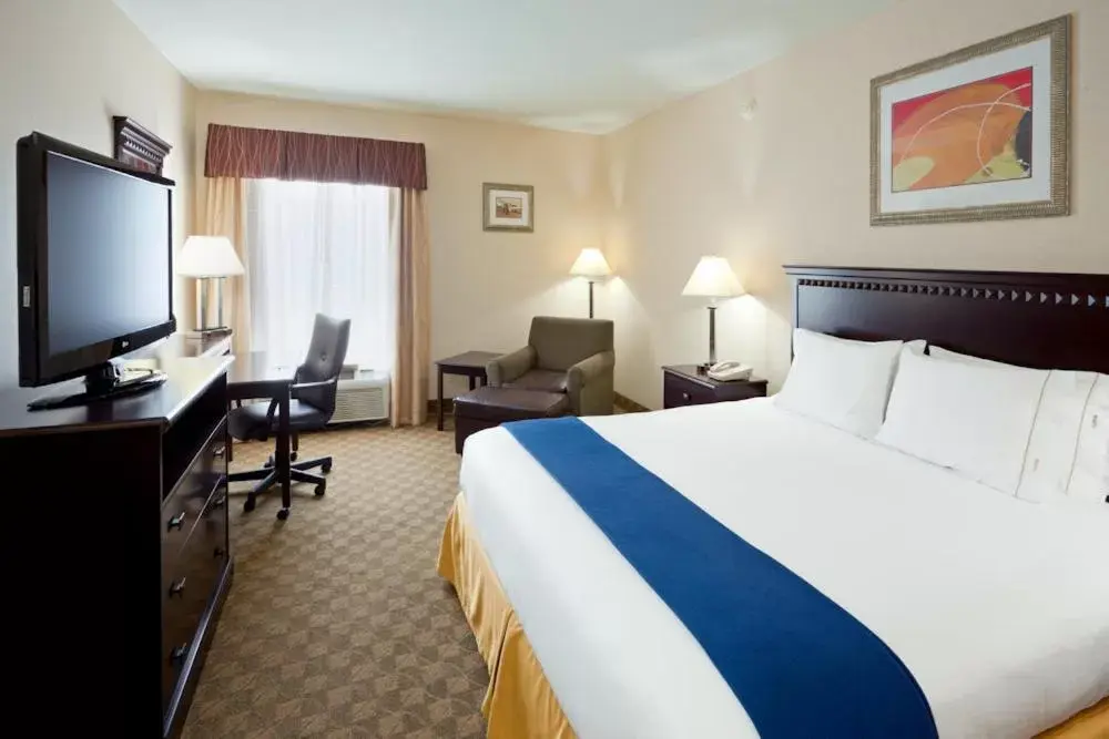 Bed in Holiday Inn Express Carneys Point New Jersey Turnpike Exit 1, an IHG Hotel