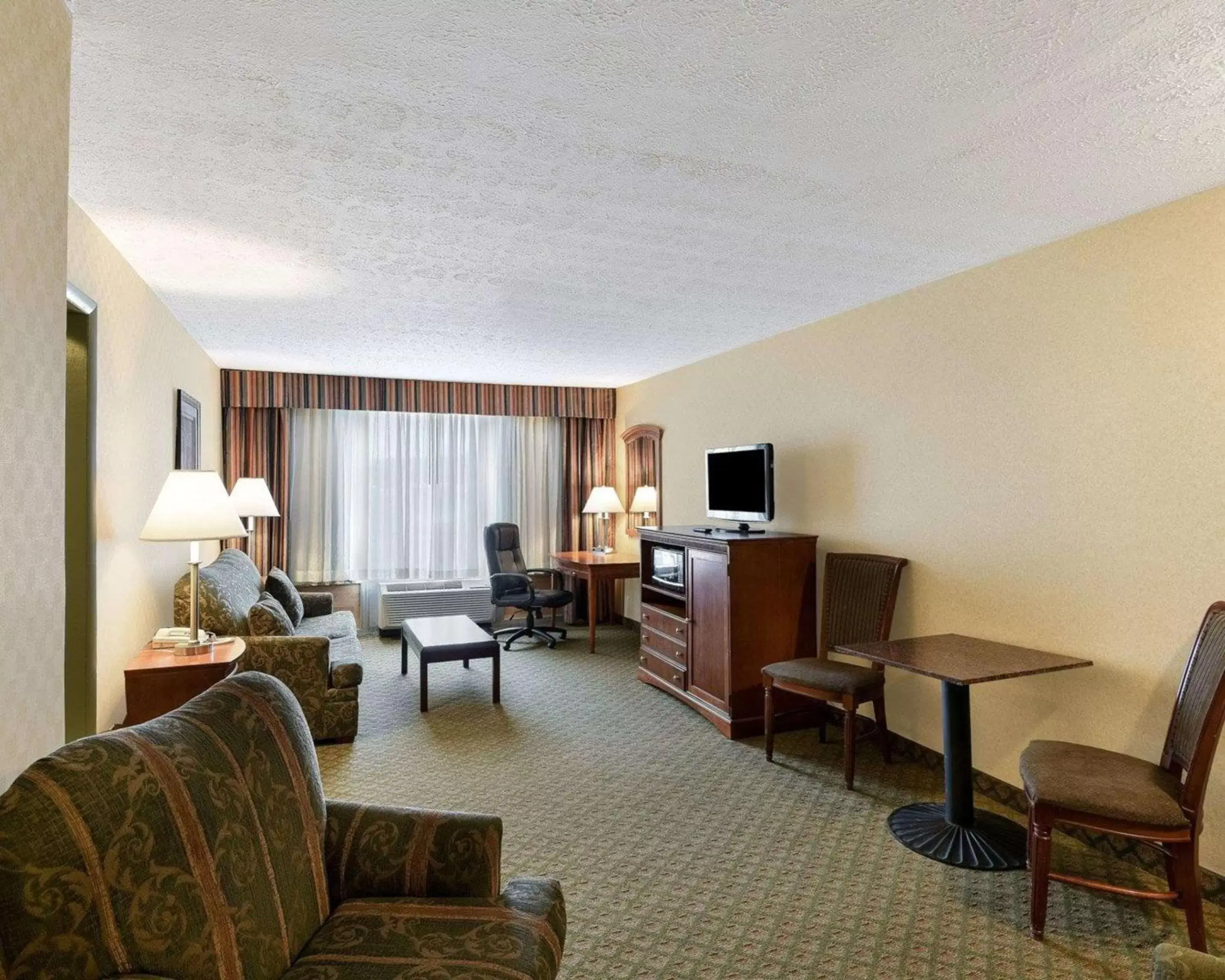 Photo of the whole room, Seating Area in Comfort Inn Grantsville-Deep Creek Lake