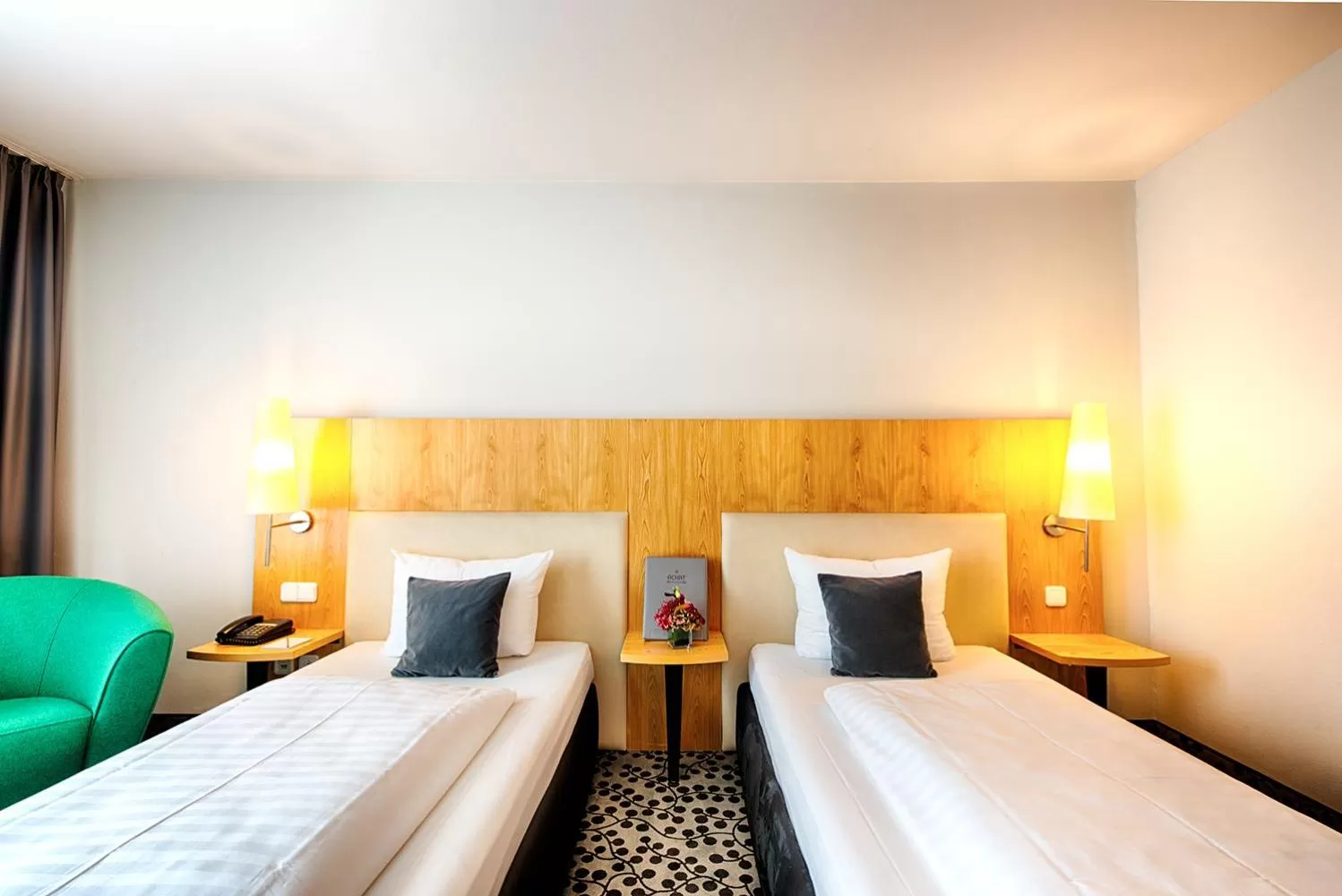 Bed in Offenbach Plaza Hotel