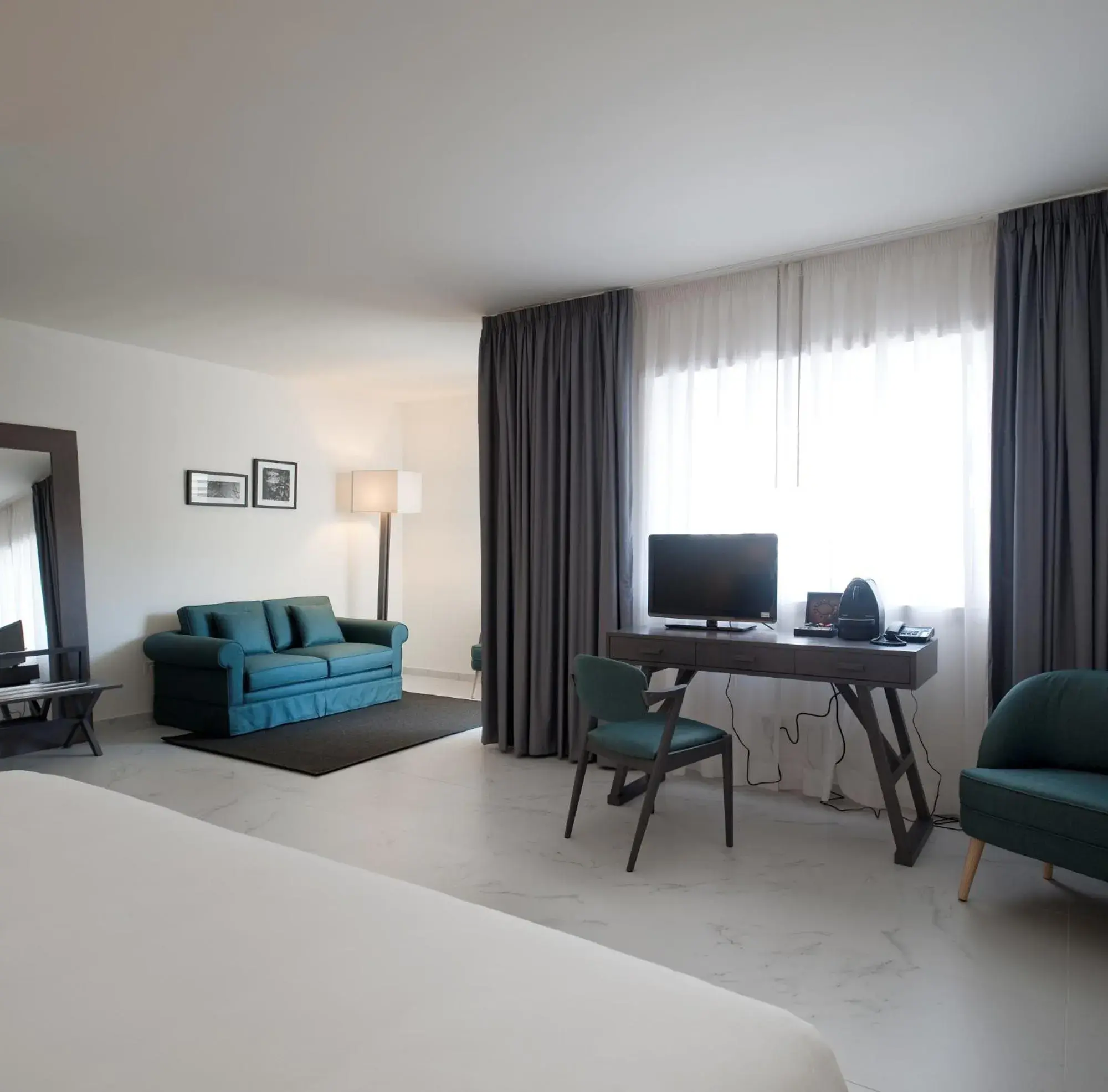 Bedroom, TV/Entertainment Center in Furadouro Boutique Hotel Beach & SPA