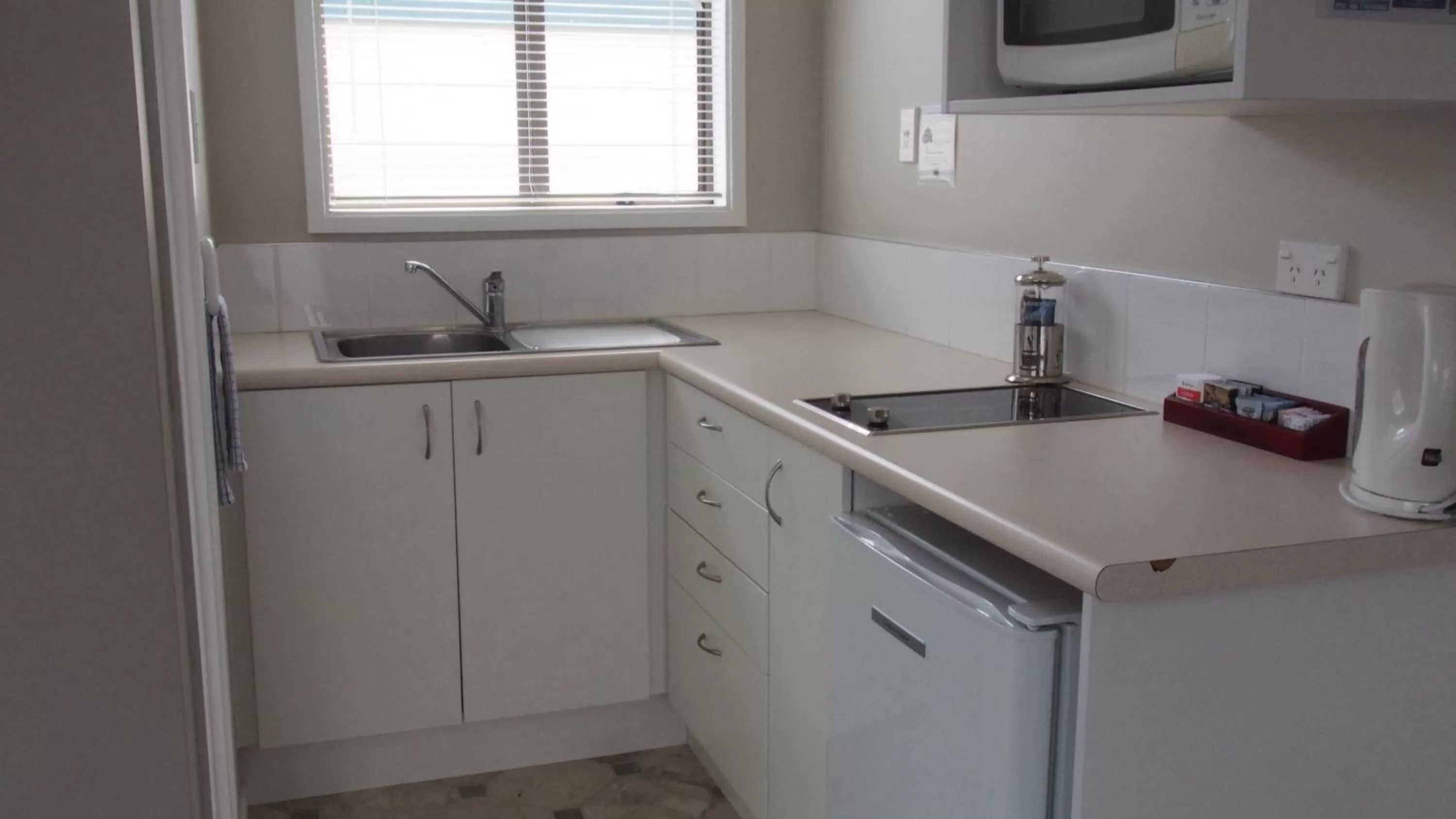Kitchen or kitchenette in Coronation Court Motel