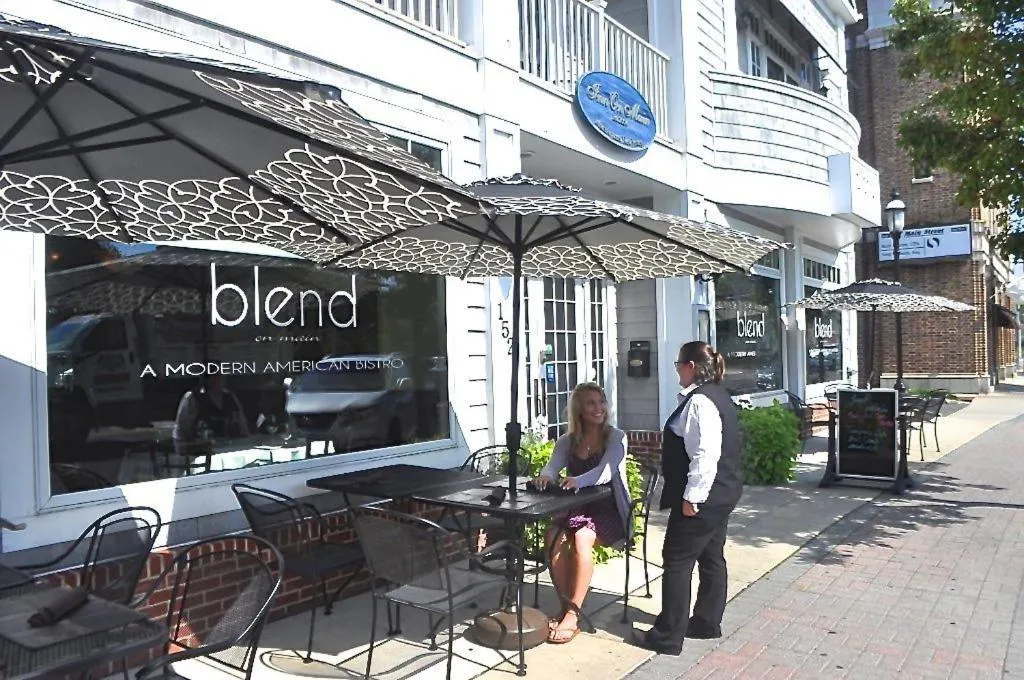 Restaurant/places to eat in Inn on Main Hotel