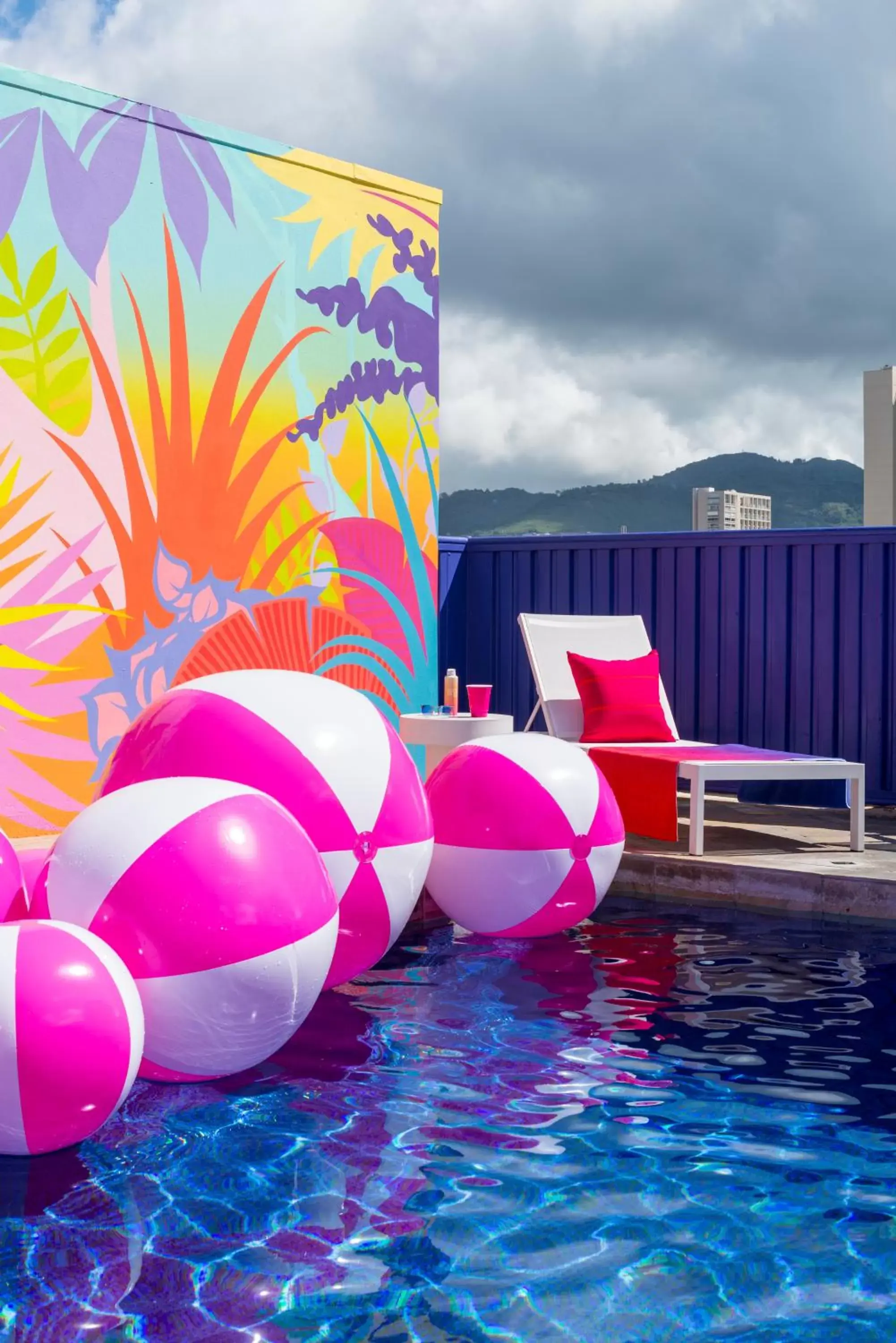 Swimming pool in Shoreline Hotel Waikiki