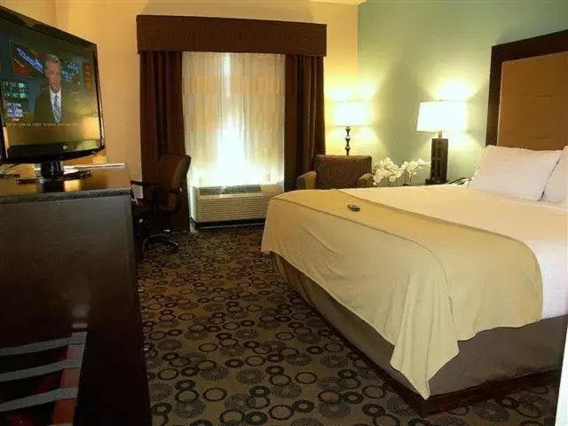 Bed in Holiday Inn Express & Suites - Cleveland Northwest, an IHG Hotel