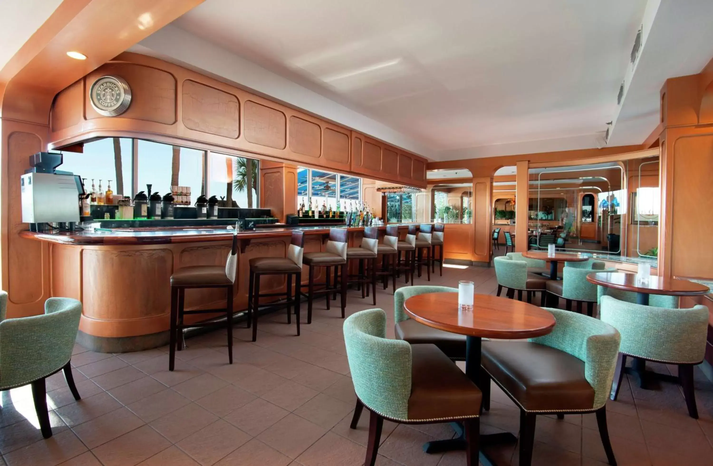Dining area, Lounge/Bar in DoubleTree Beach Resort by Hilton Tampa Bay – North Redington Beach