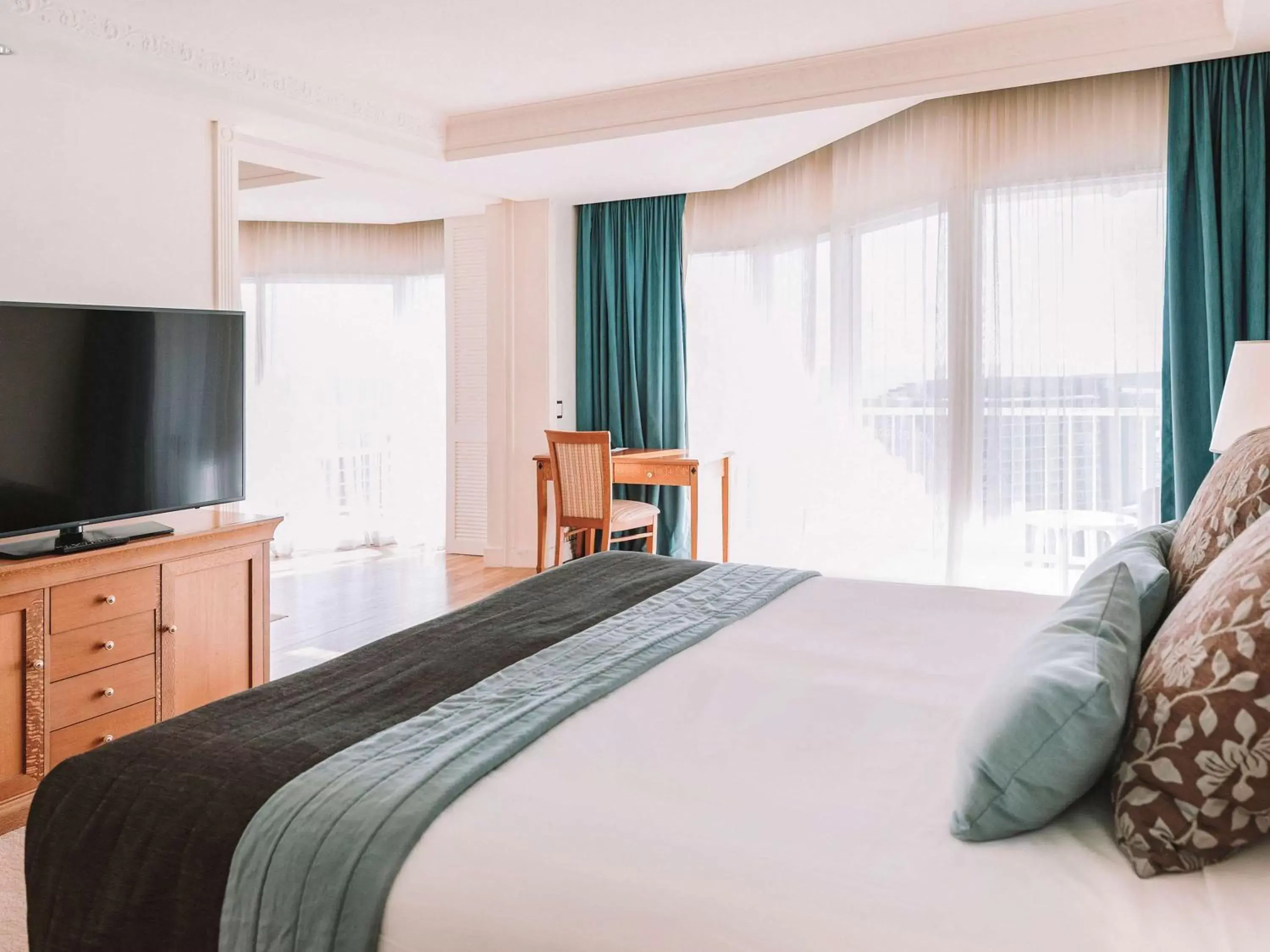 Bedroom, Bed in Pullman Cairns International