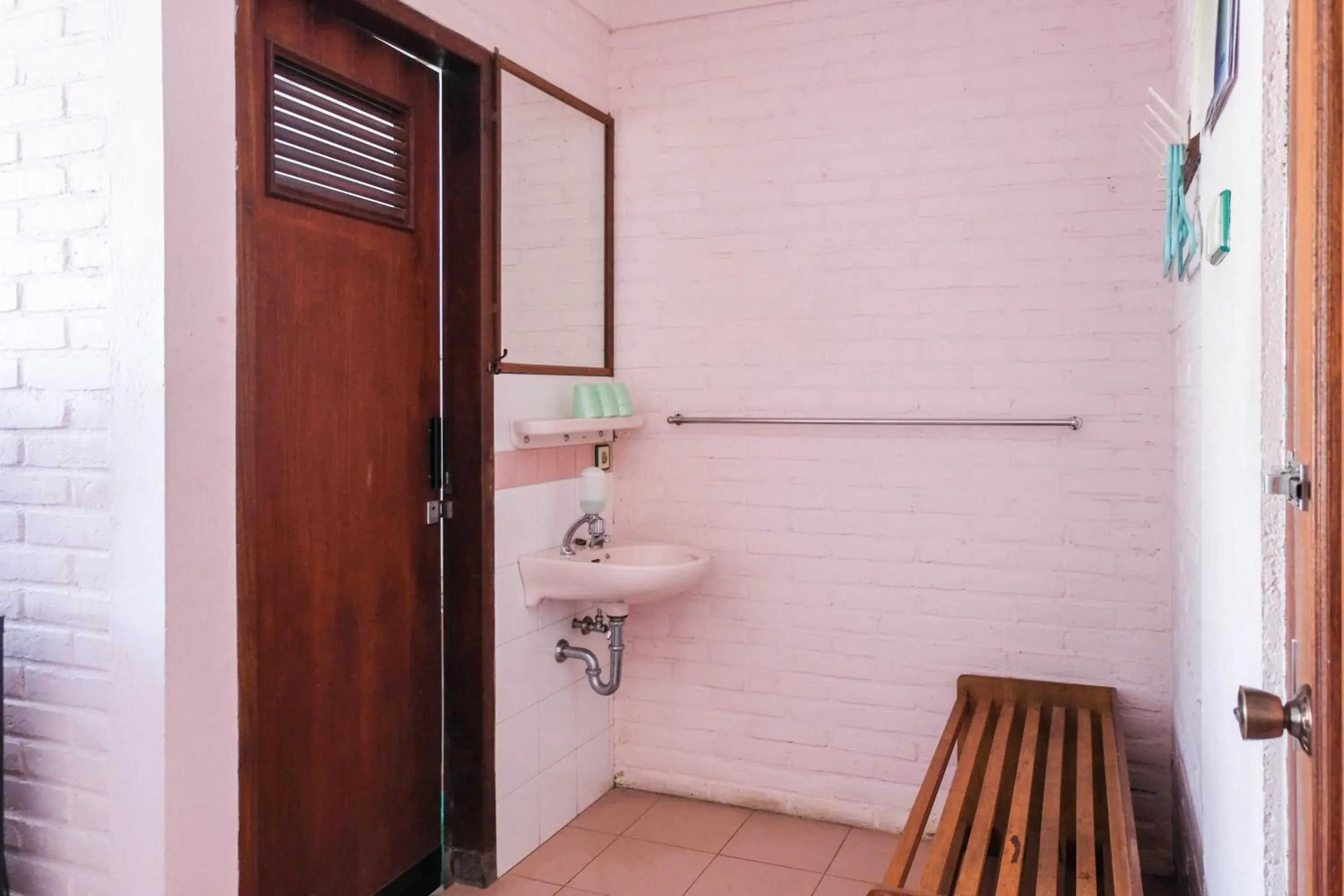 Bathroom in RedDoorz Syariah near Kopeng Treetop Adventure