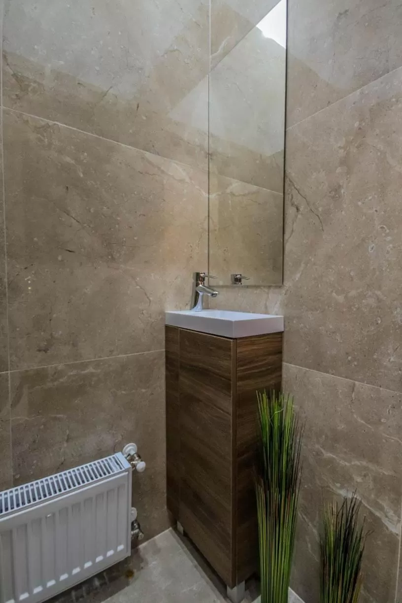 Bathroom in Bengt Apartment Dohány Str.