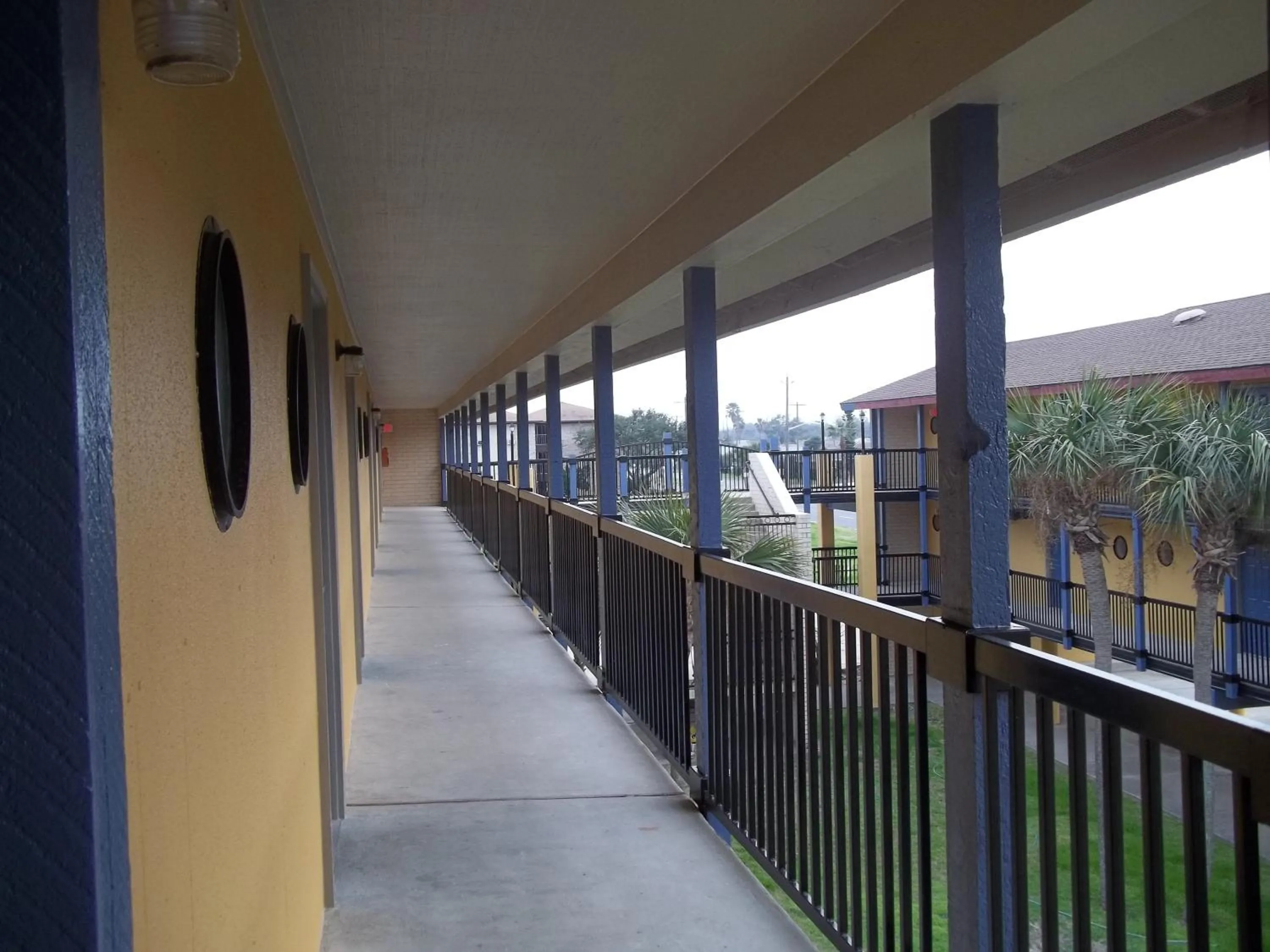 Facade/entrance in Scottish Inns Galveston