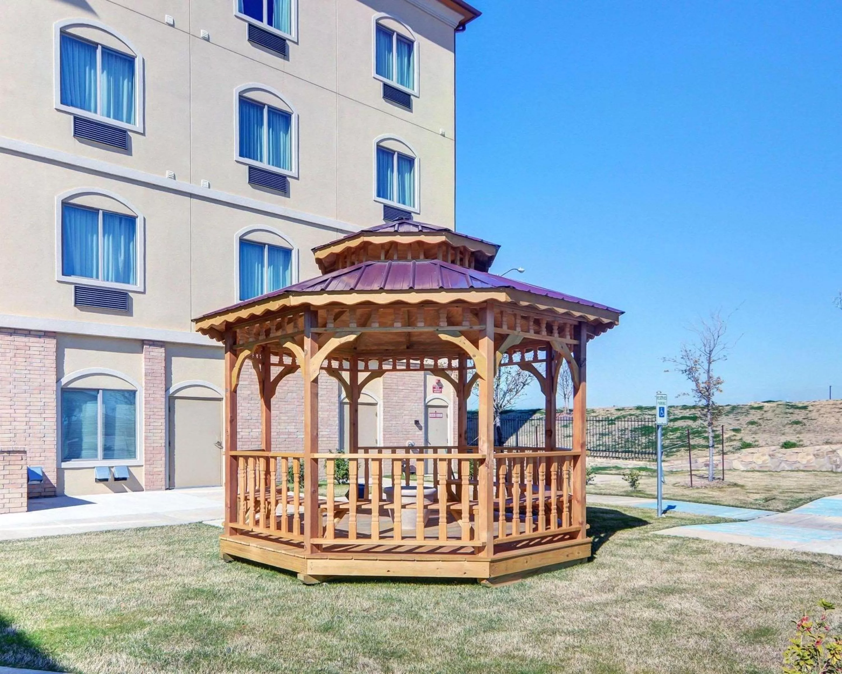 Property building in Comfort Suites Lake Worth