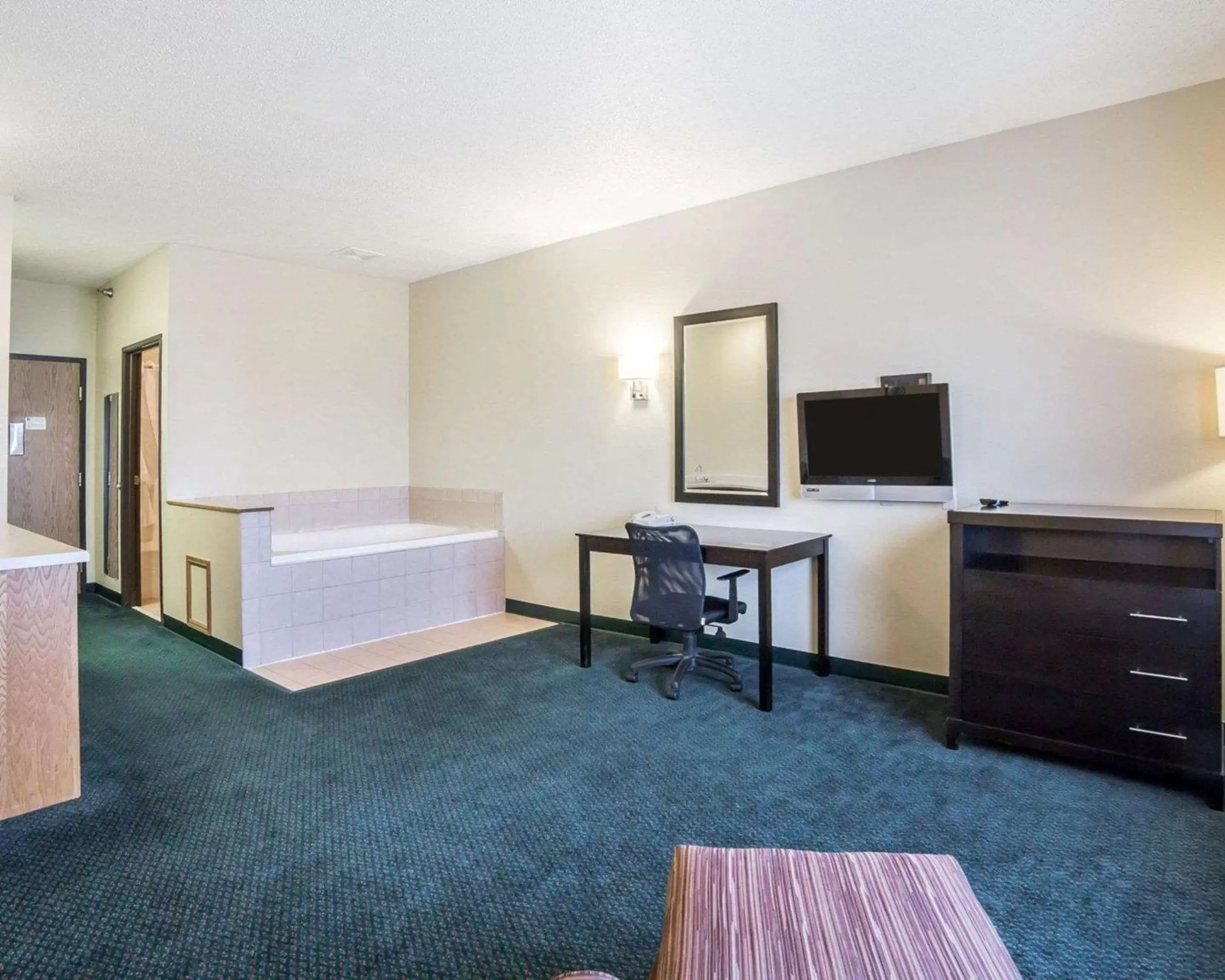 Photo of the whole room, TV/Entertainment Center in FairBridge Inn & Suites Glendive