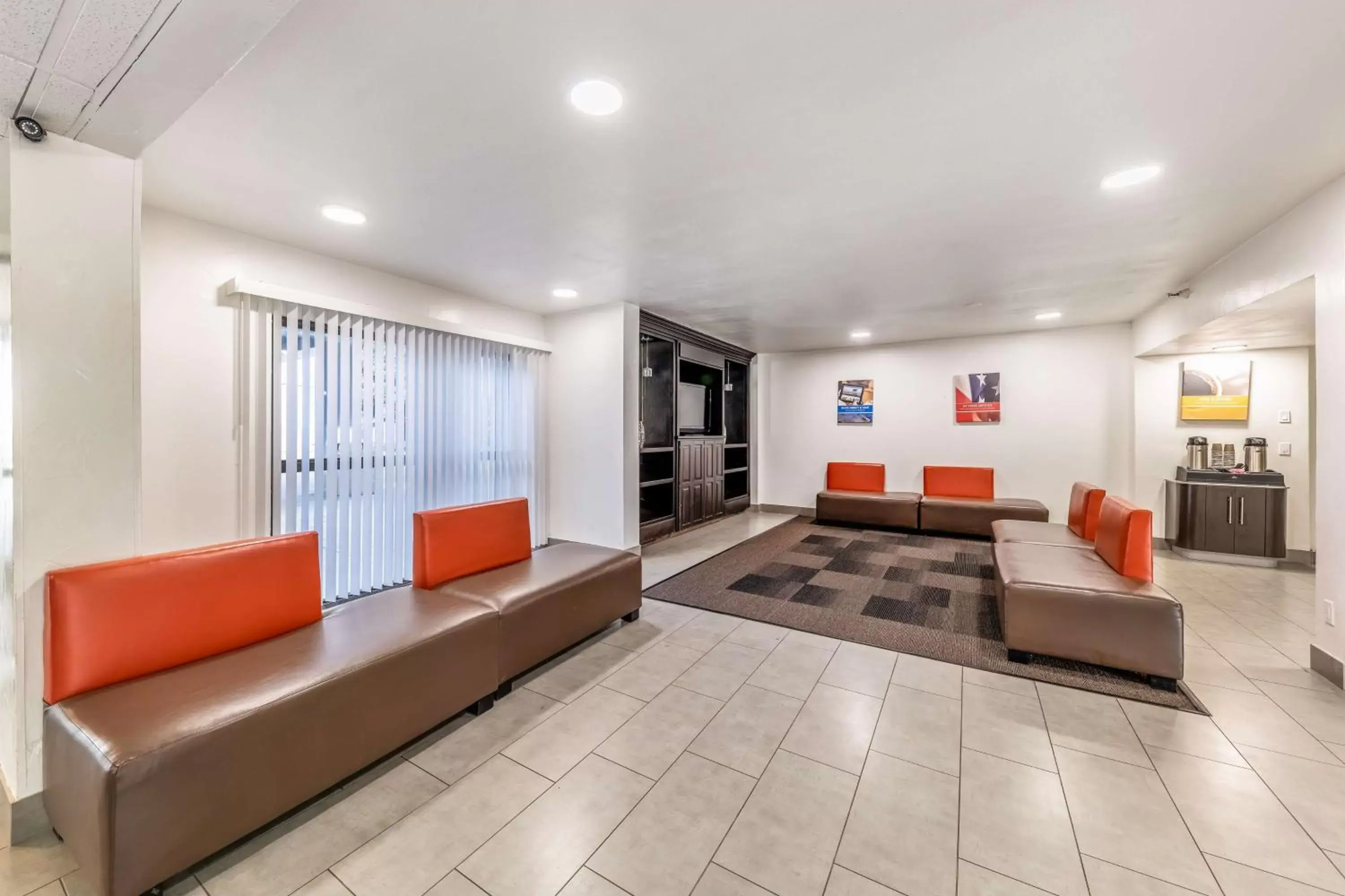 Lobby or reception, Seating Area in Motel 6-Lewisville, TX - Medical City