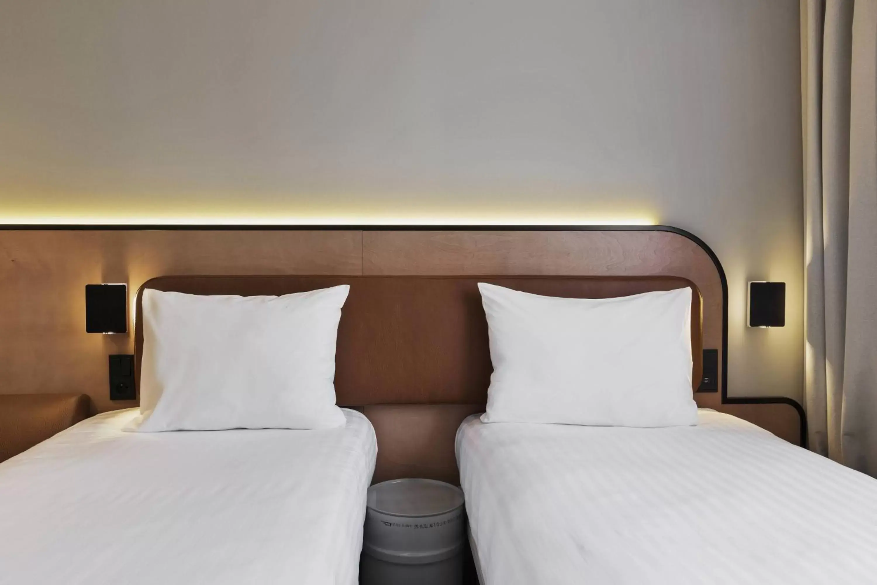 Photo of the whole room, Bed in Moxy Paris Bastille