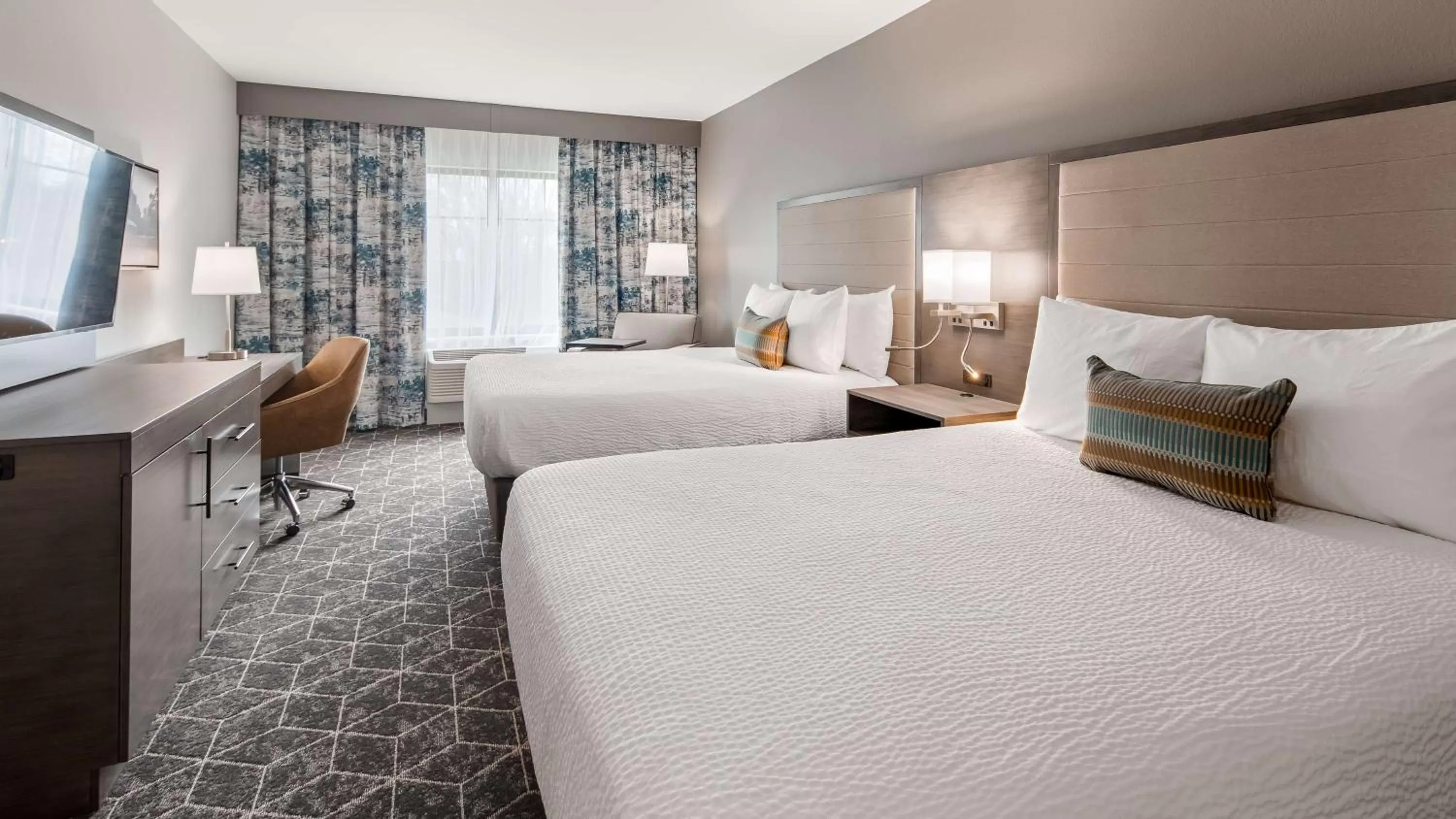 Queen Room with Two Queen Beds and Mobility Accessible Tub in Best Western Plus Lawrenceburg