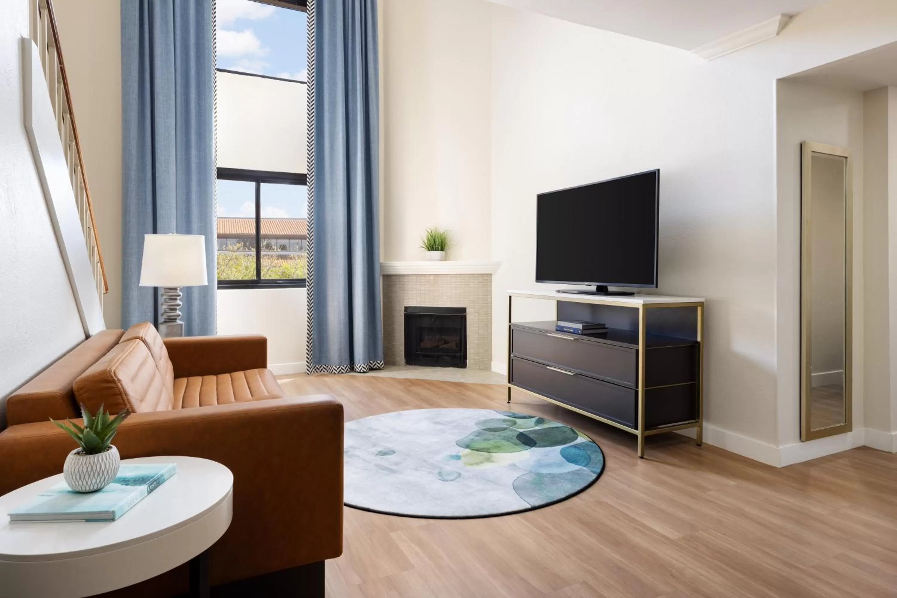 TV and multimedia in The Anza-a Calabasas Hotel