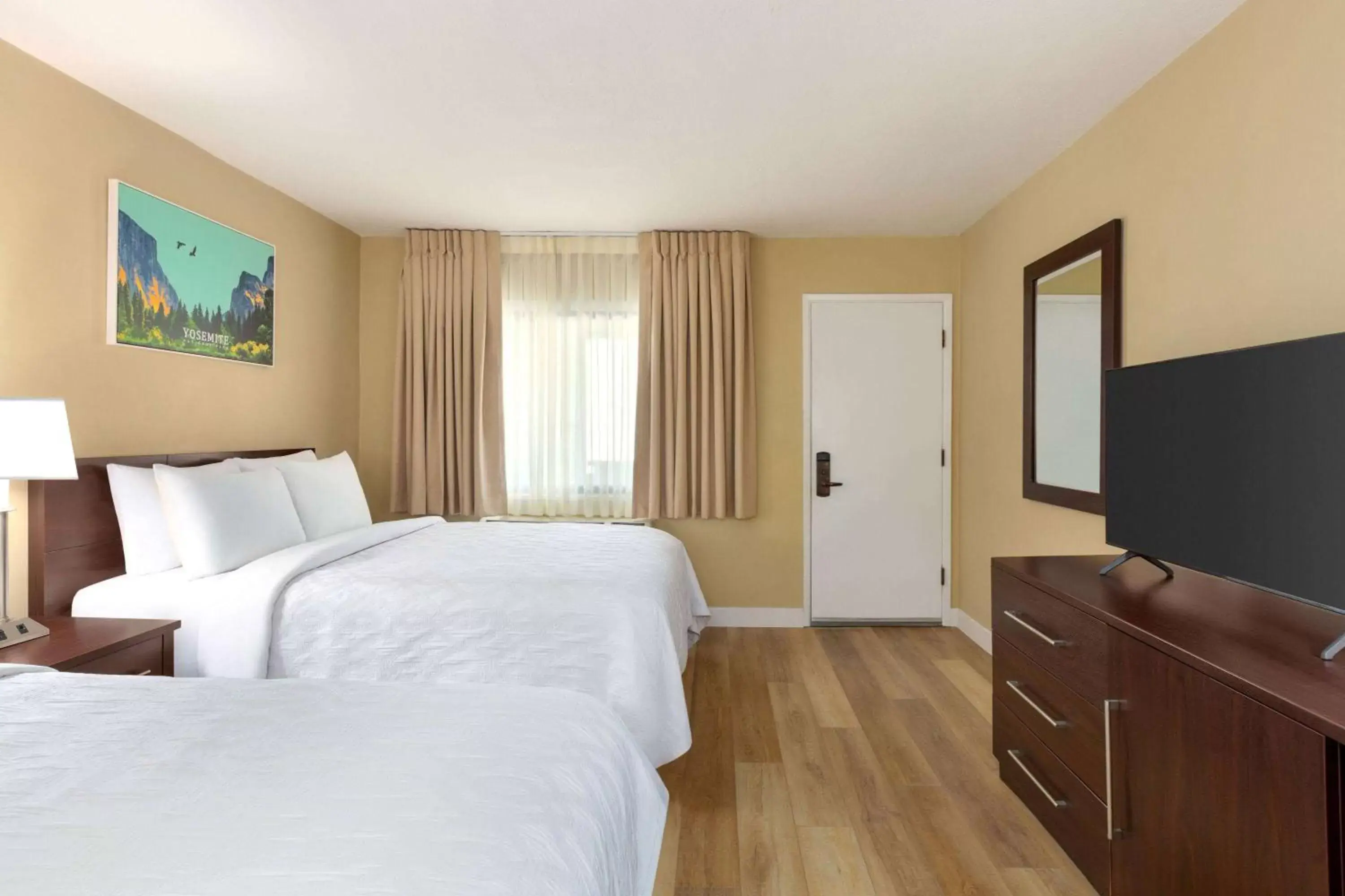 Bedroom, TV/Entertainment Center in Travelodge by Wyndham Presidio San Francisco