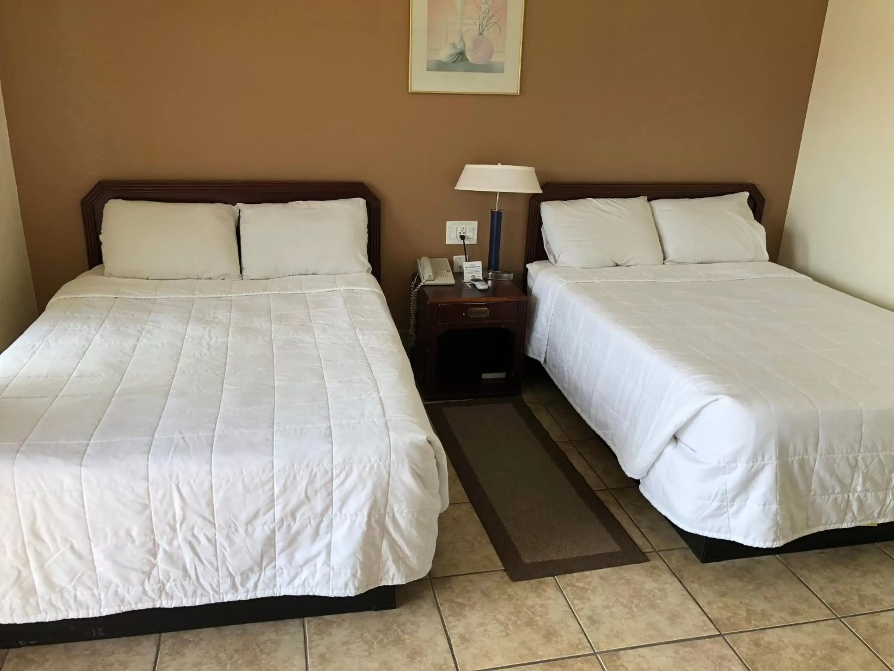 Bed in Toppers Motel