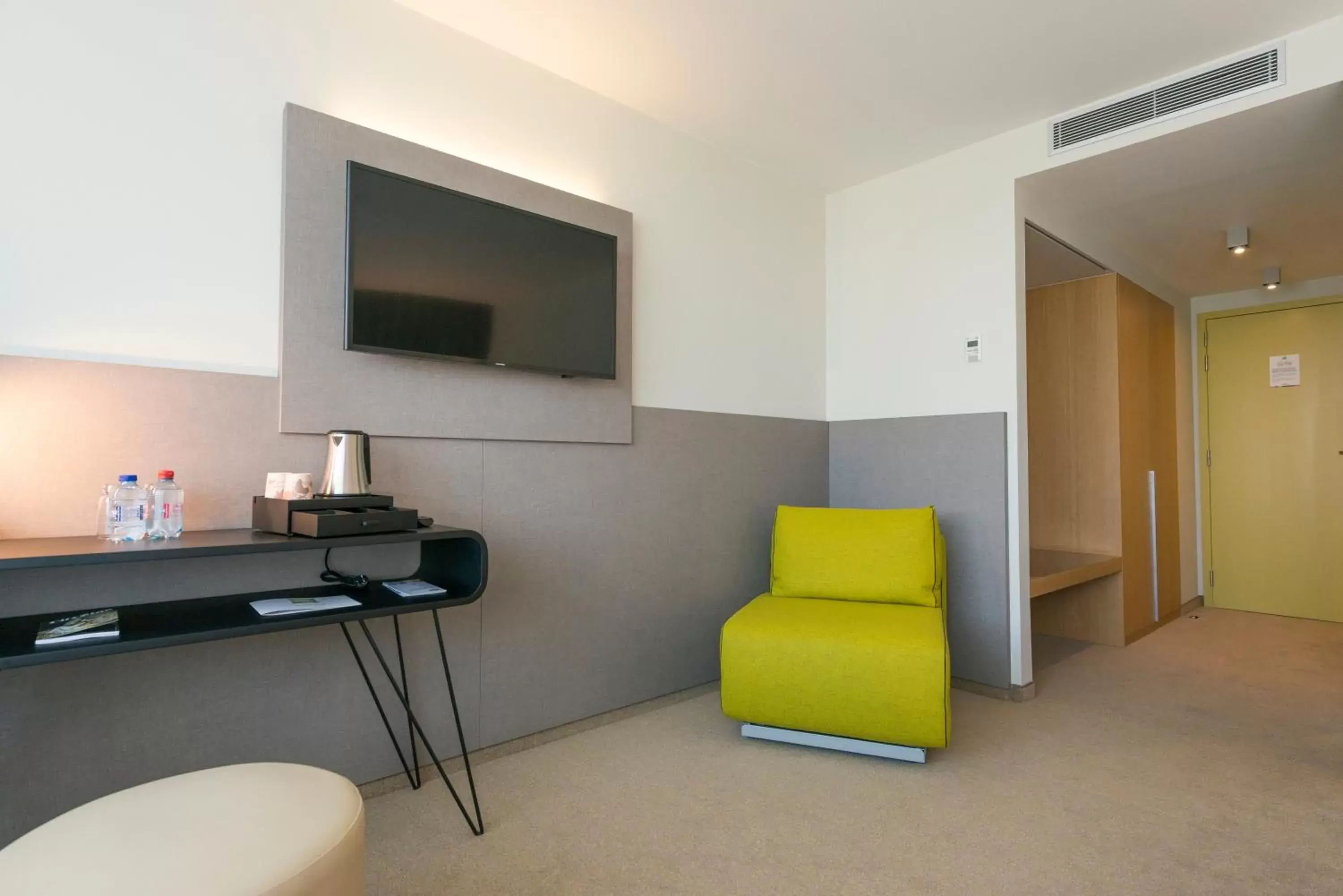 Photo of the whole room in ibis Styles Kortrijk Expo