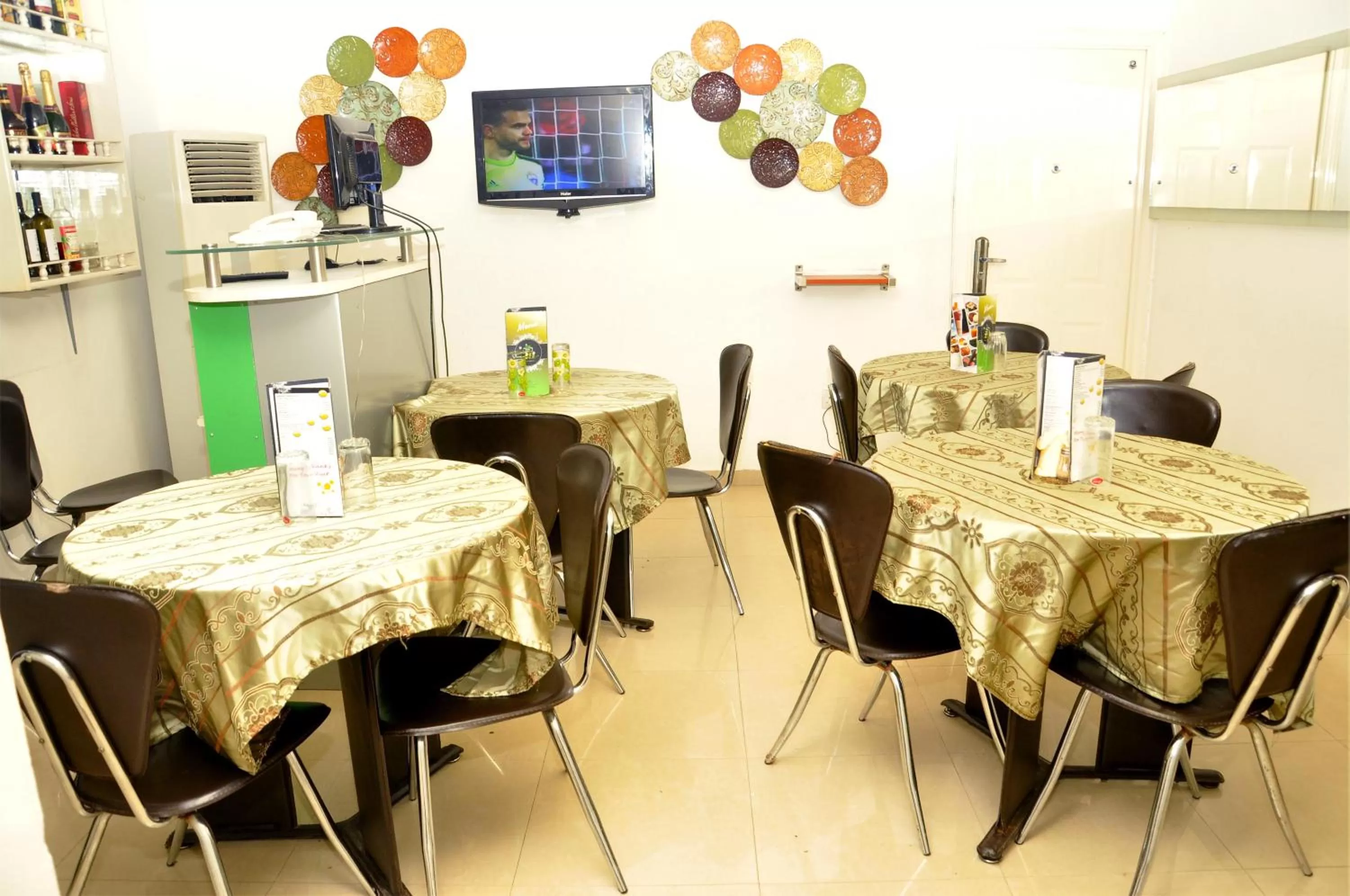 Restaurant/places to eat in TheoDawn Hotels @ Suite 29