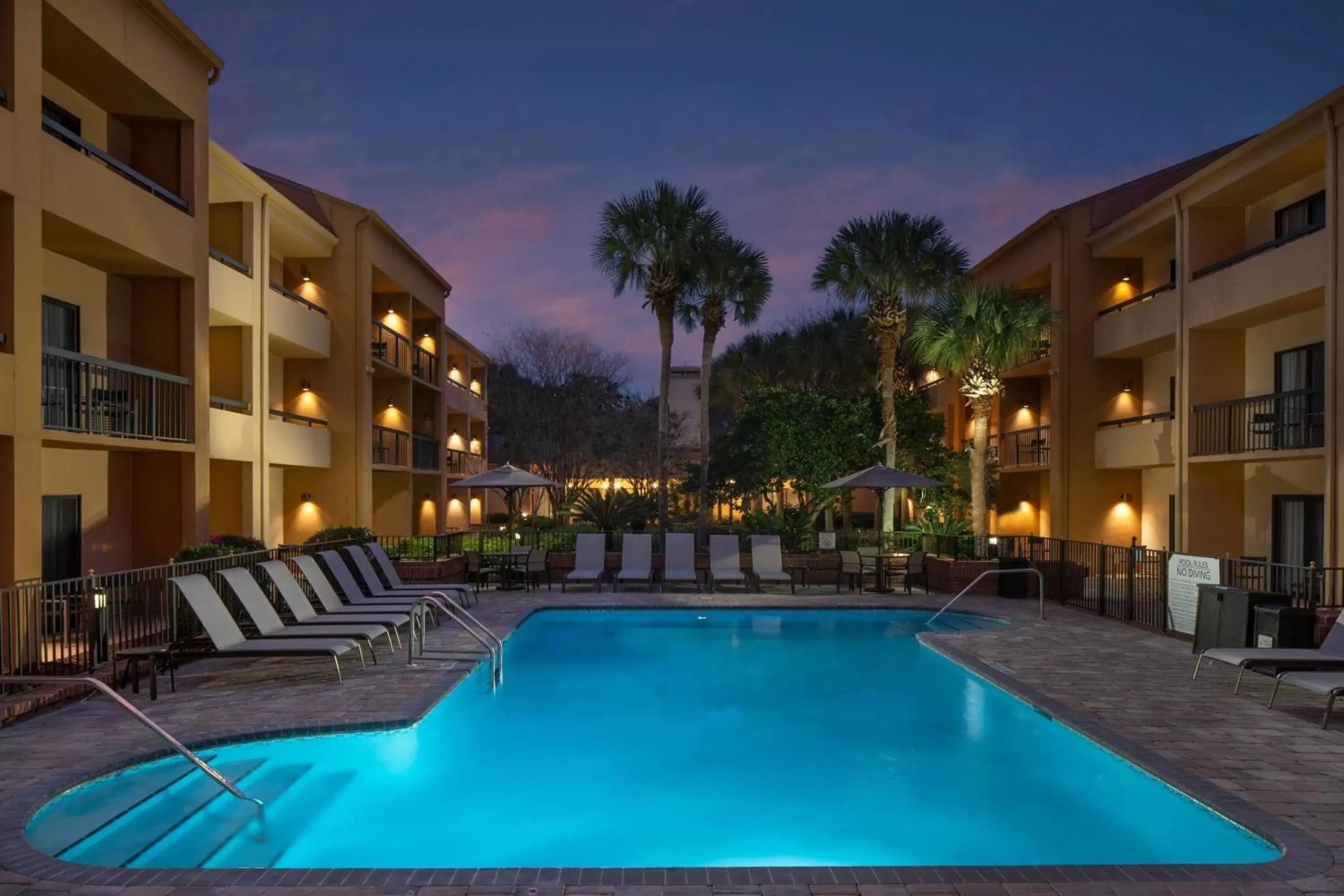 Swimming Pool in Courtyard by Marriott Jacksonville at the Mayo Clinic Campus/Beaches