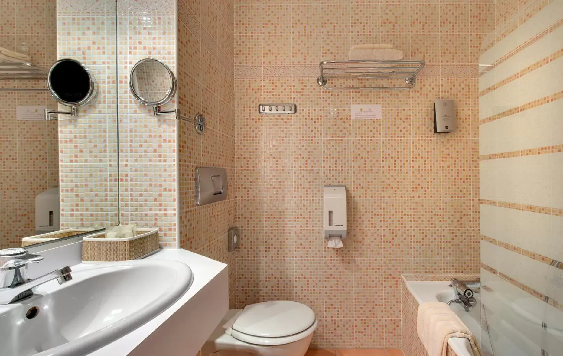 Toilet, Bathroom in Logis Hôtel du Midi - Saint Etienne Sud